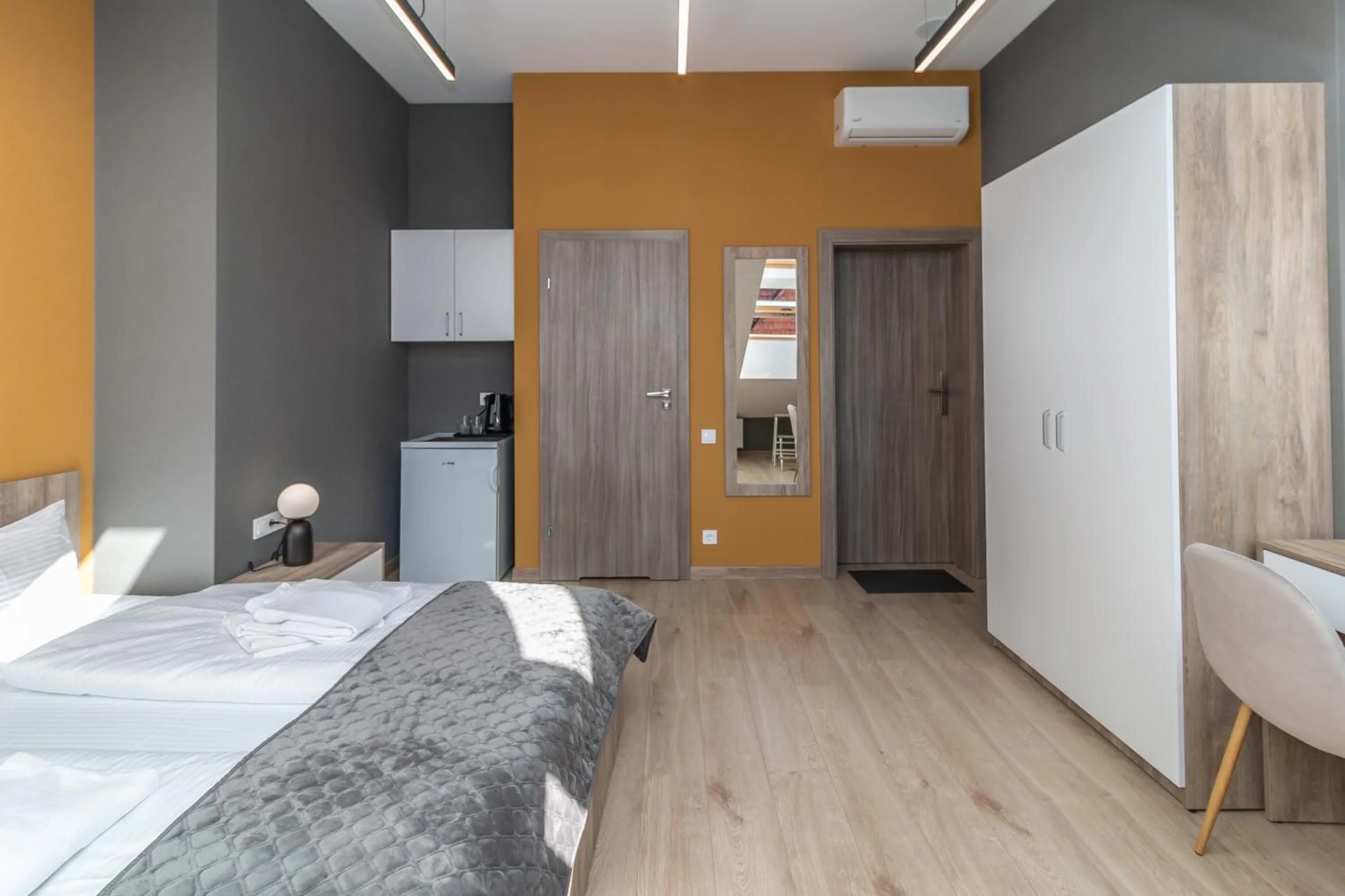 Shower, Bed in Opera Passage Hotel & Apartments