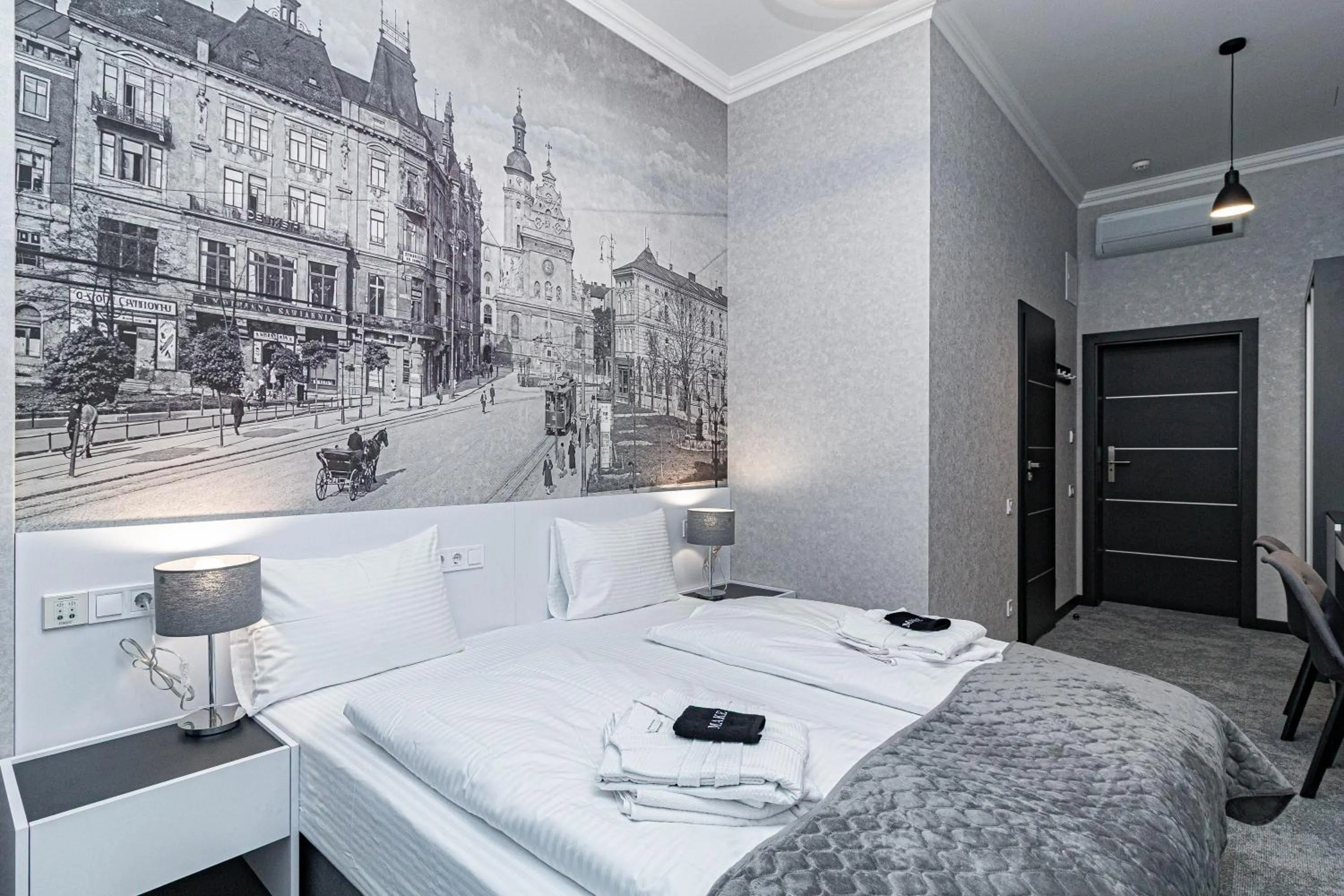 Bed in Opera Passage Hotel & Apartments