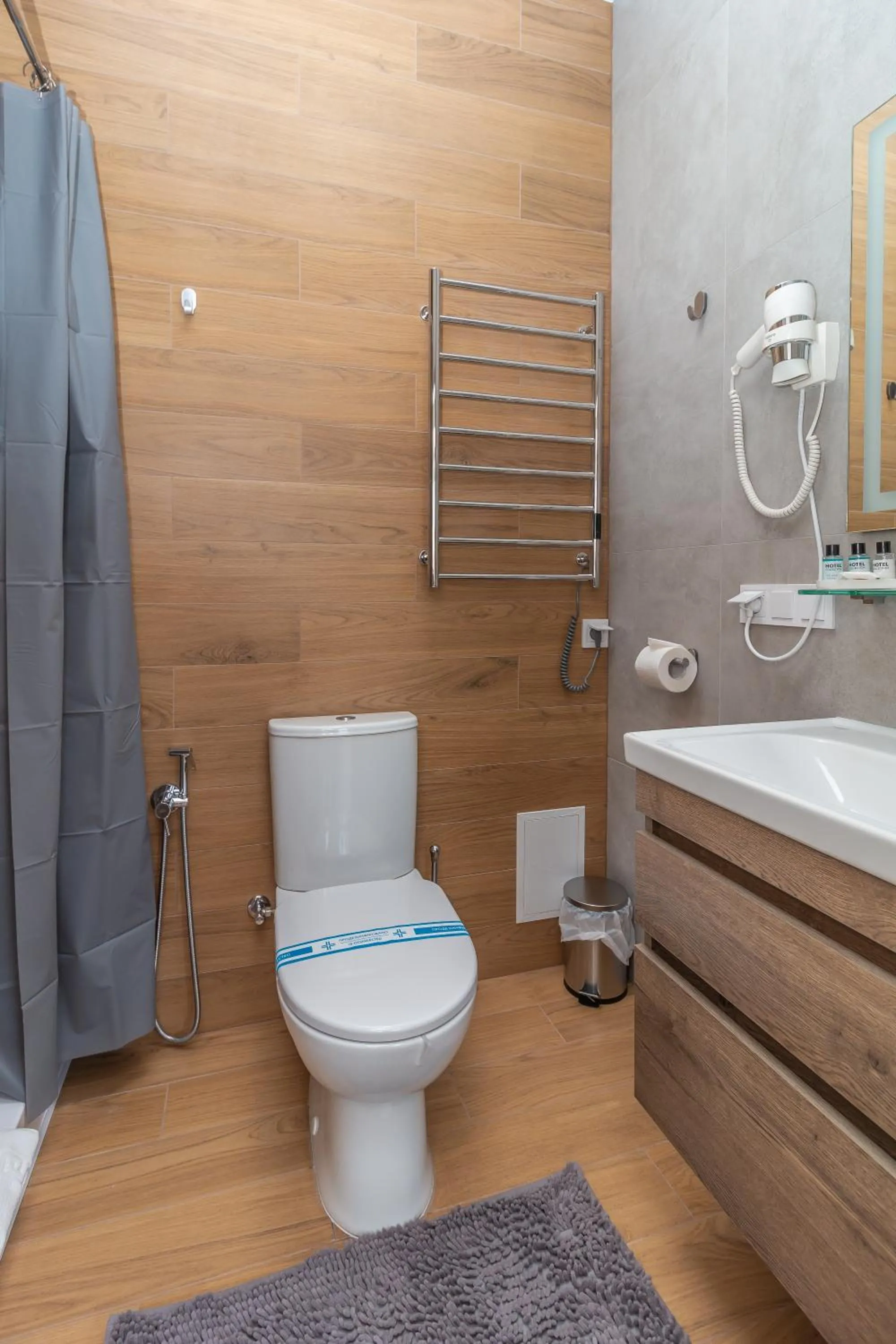 Shower in Opera Passage Hotel & Apartments