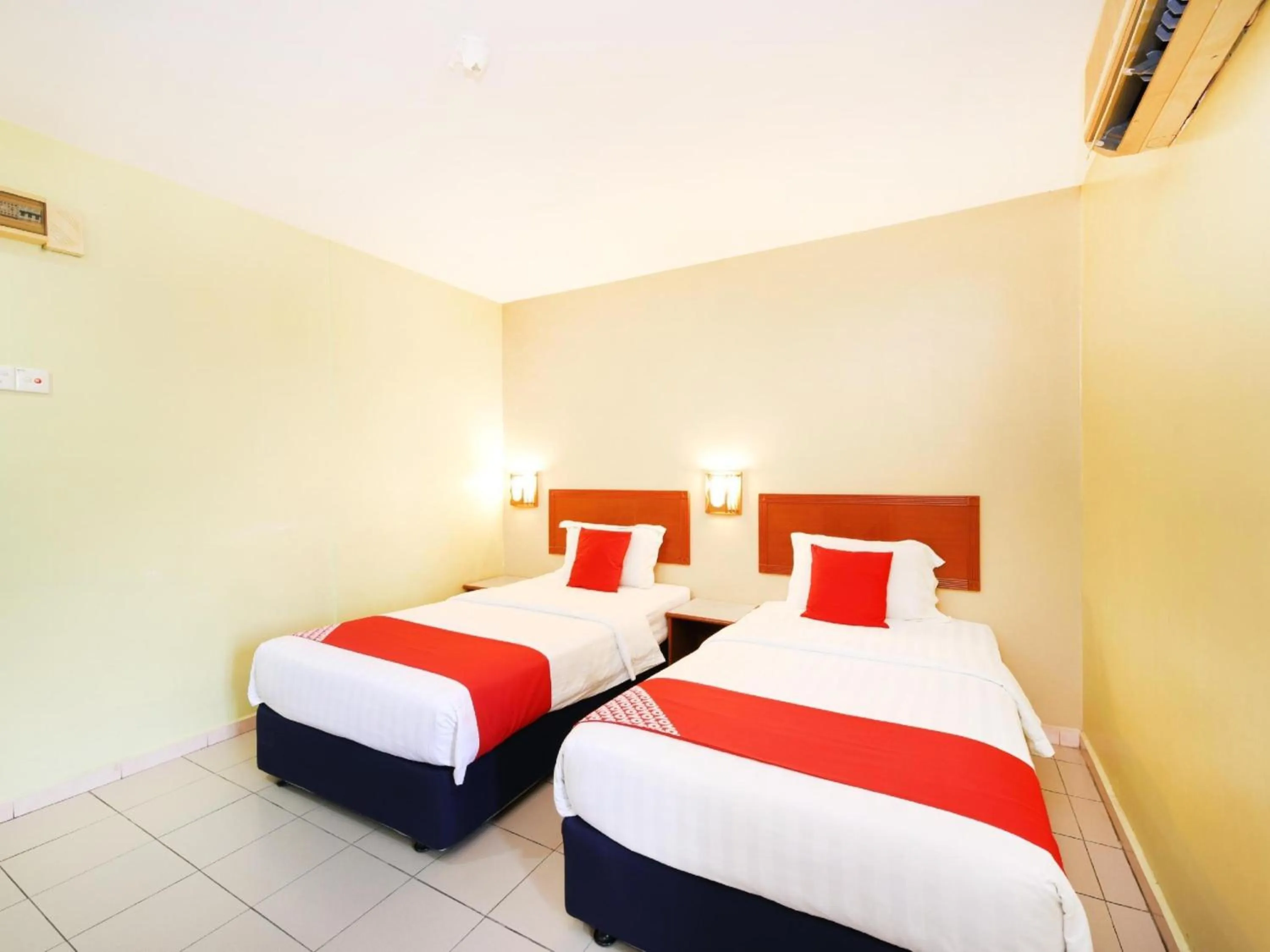 Bedroom, Bed in Super OYO 447 Comfort Hotel Meru