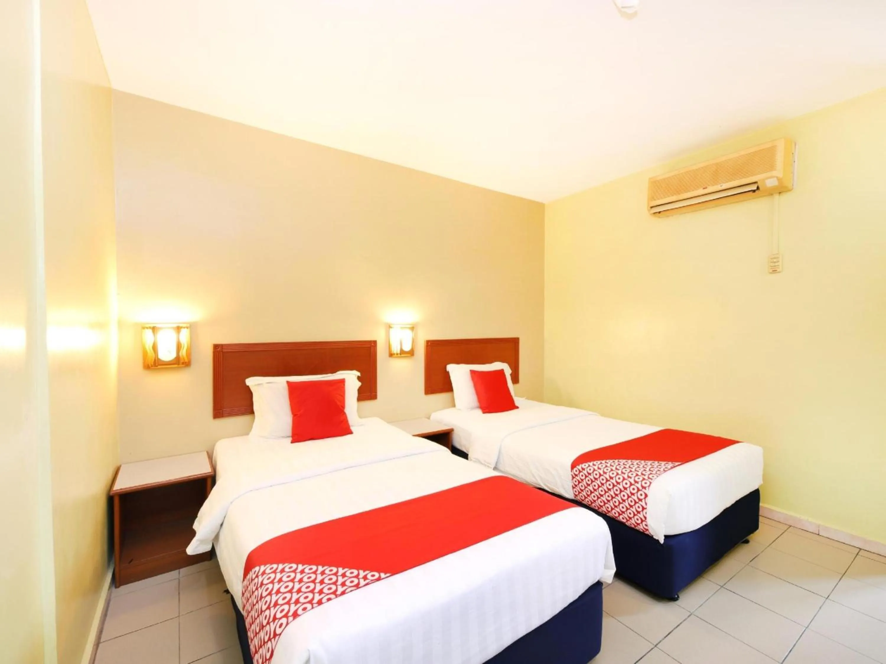 Photo of the whole room, Bed in Super OYO 447 Comfort Hotel Meru