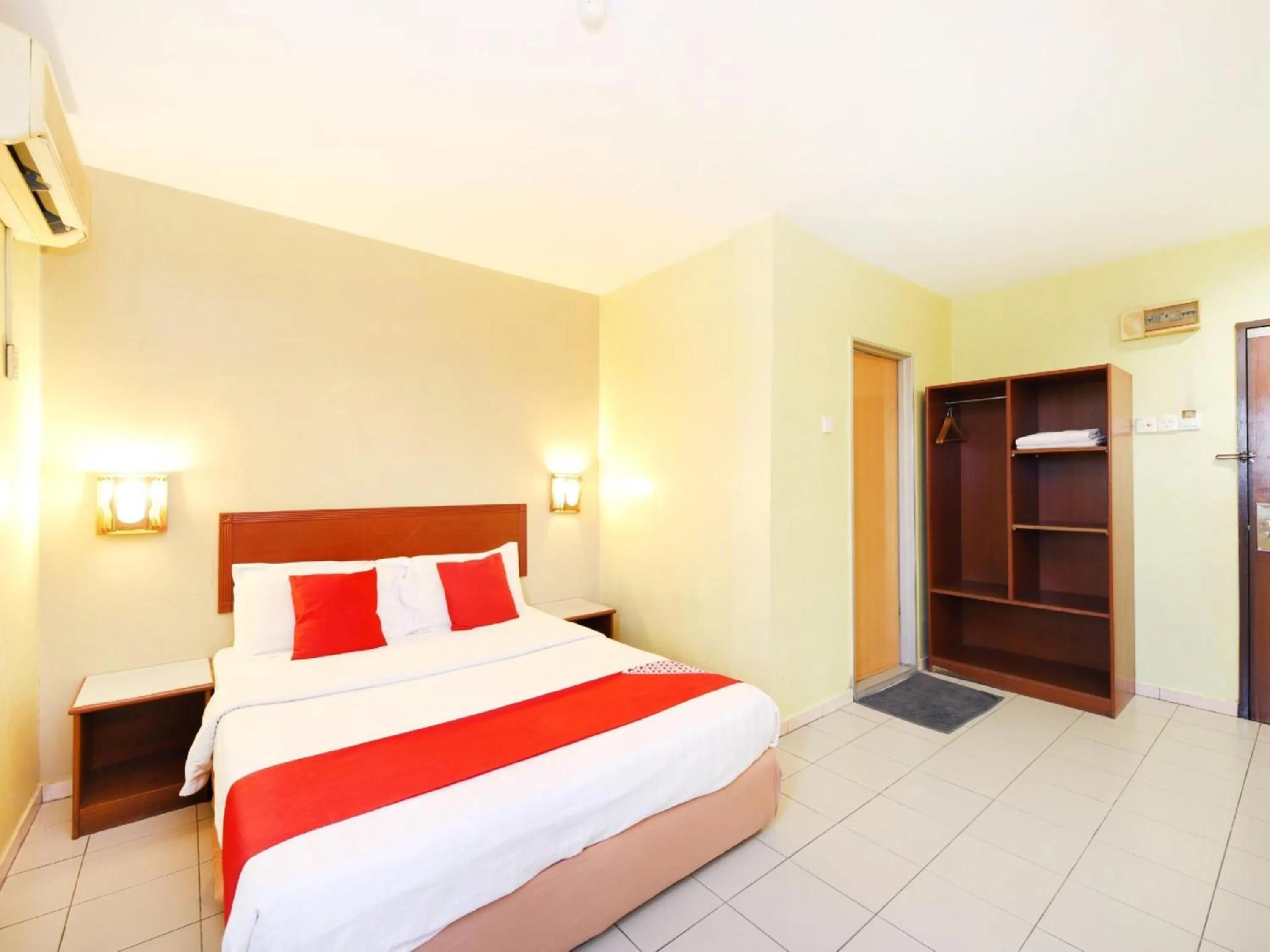 Photo of the whole room, Bed in Super OYO 447 Comfort Hotel Meru