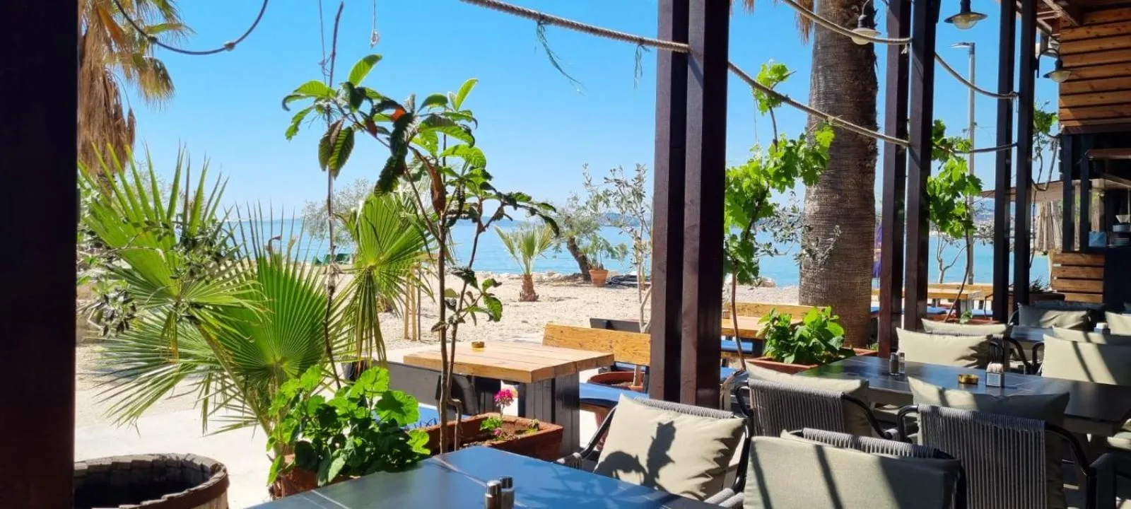 Restaurant/places to eat in Hotel Jona