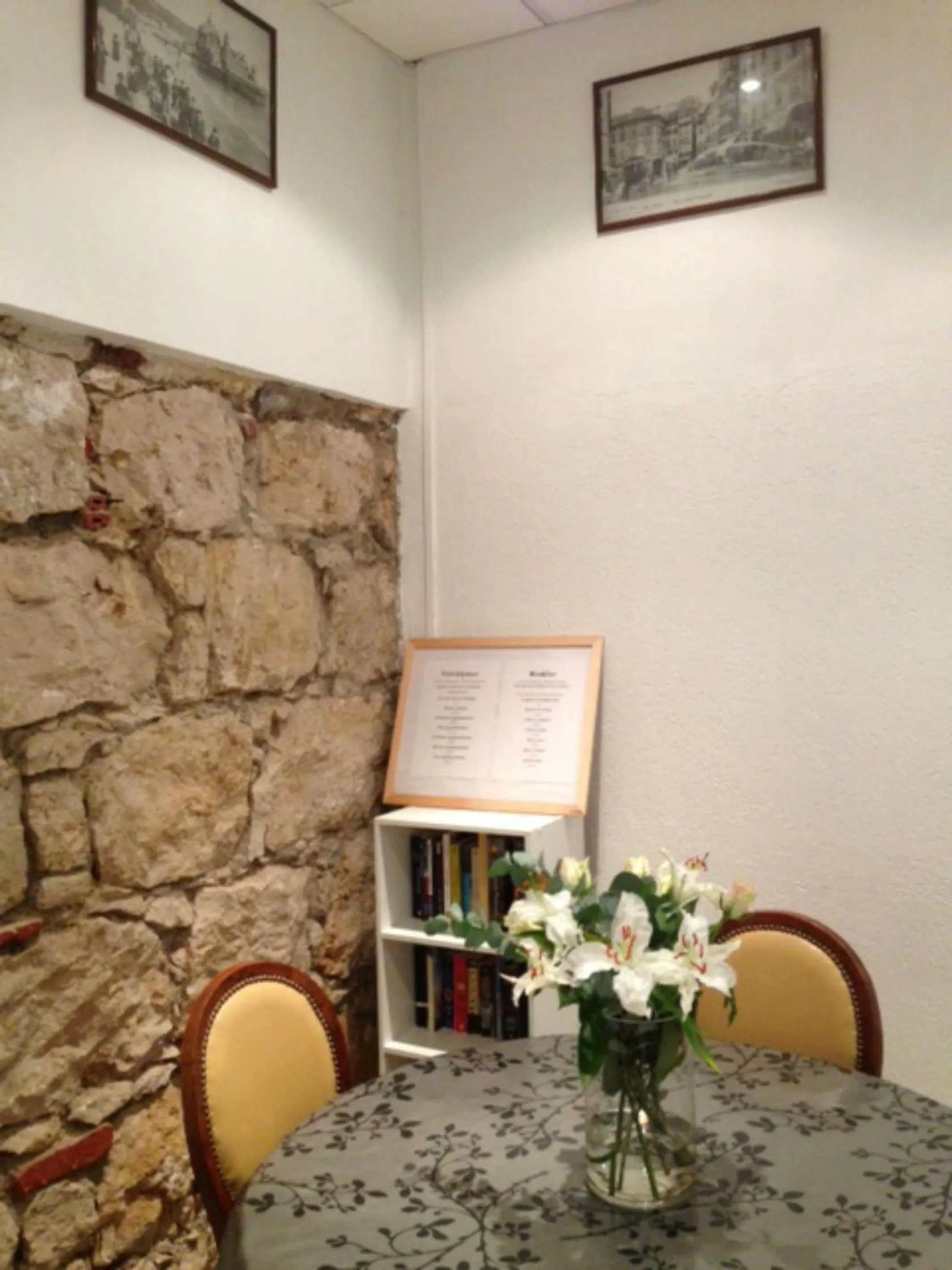 Library in Hôtel Belle Meunière