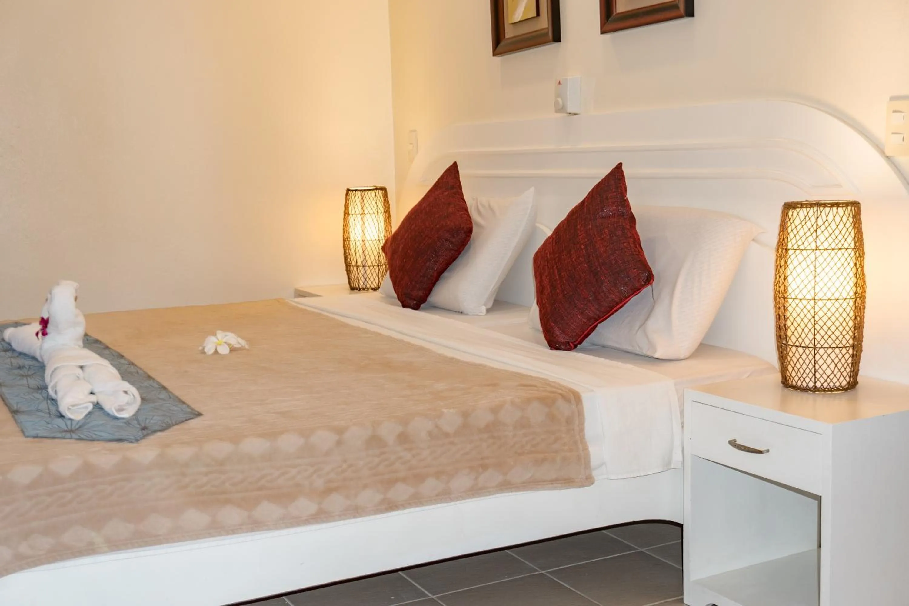 Bed in Quo Vadis Dive Resort