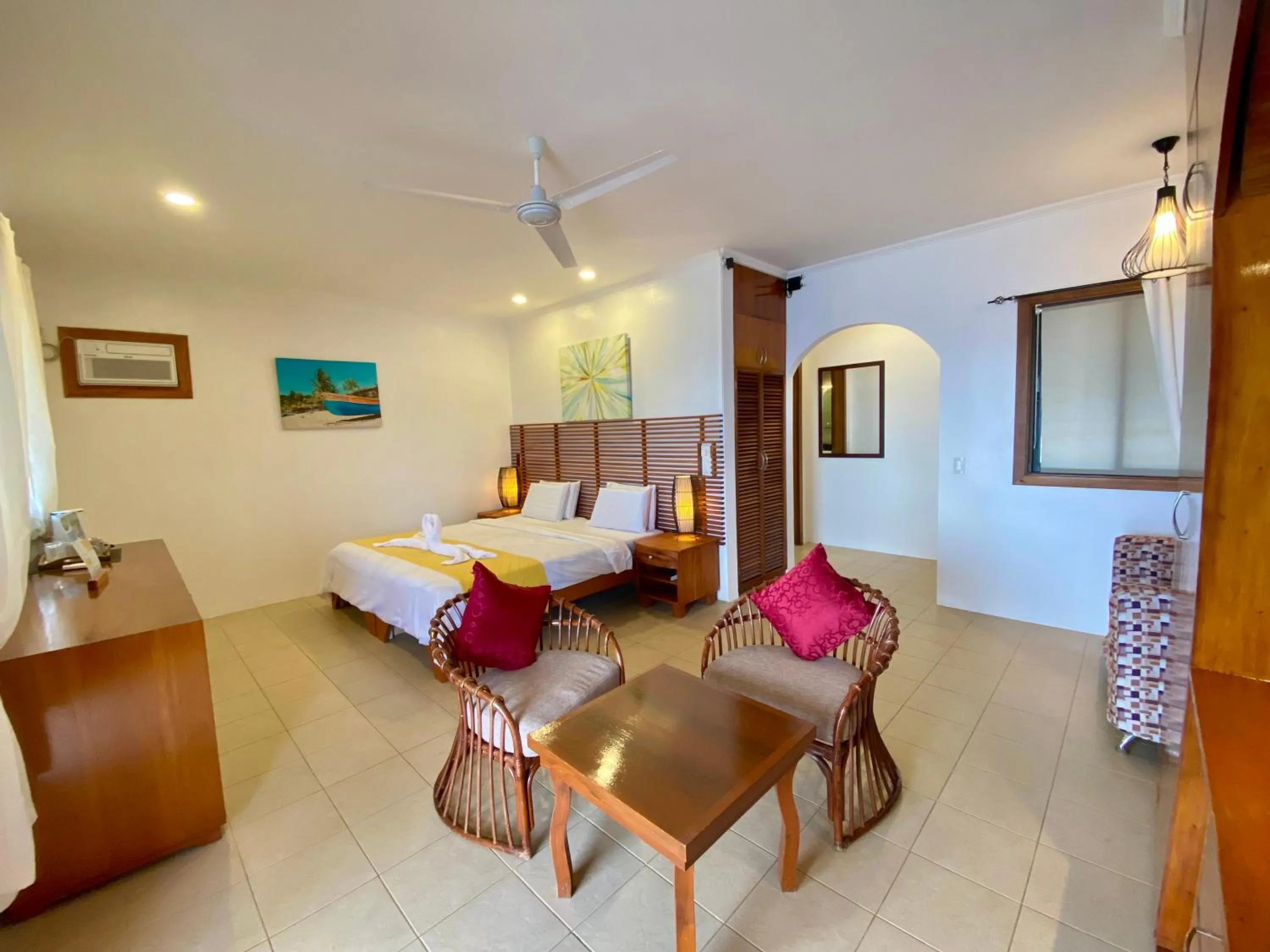 Bedroom, Bed in Quo Vadis Dive Resort