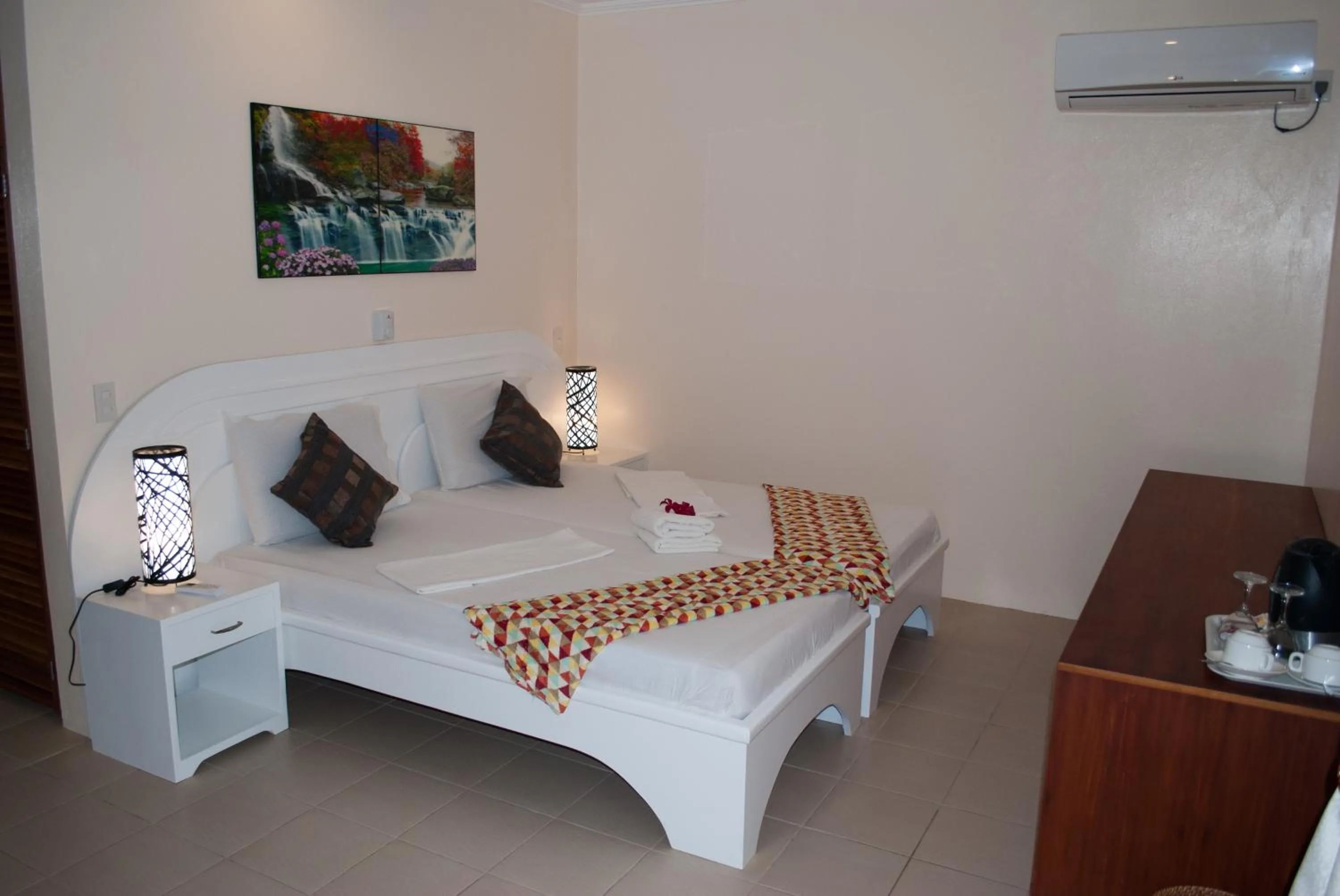 Bed in Quo Vadis Dive Resort