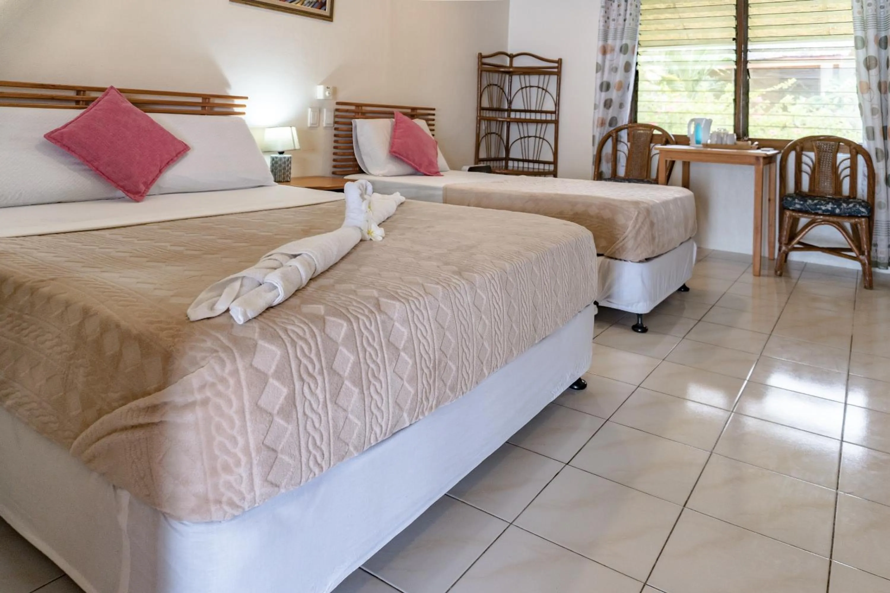 Bedroom, Bed in Quo Vadis Dive Resort