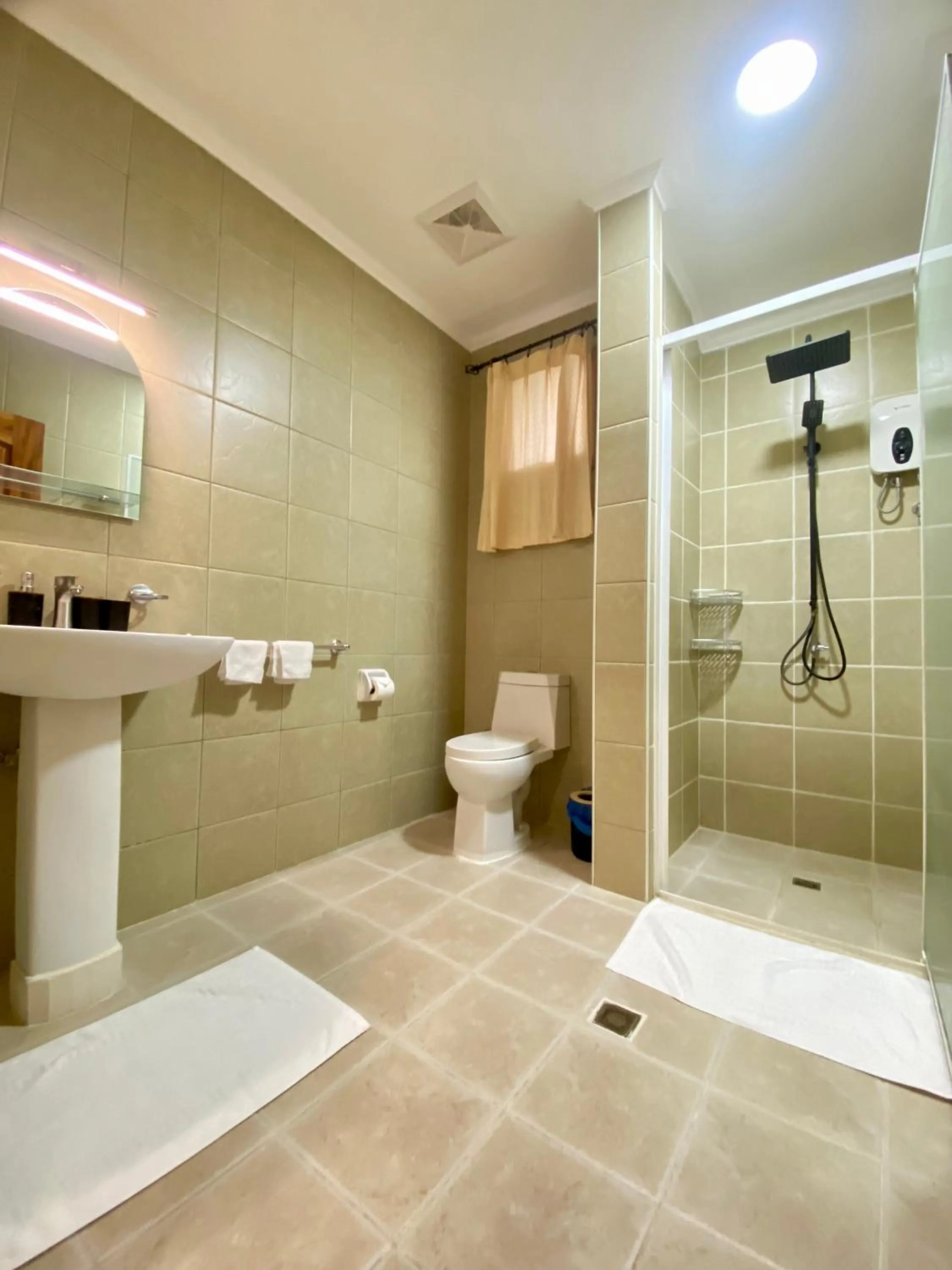 Bathroom in Quo Vadis Dive Resort