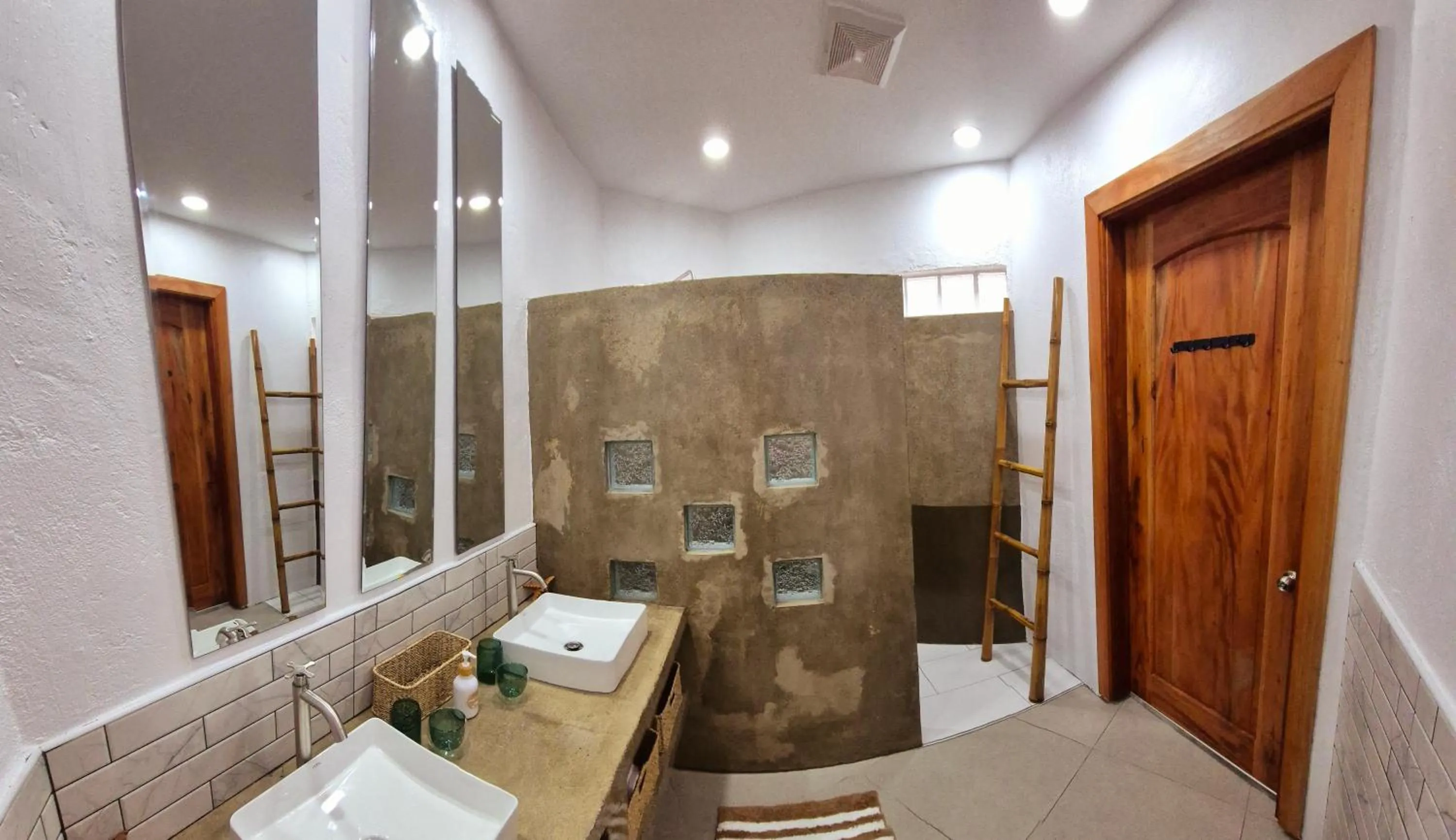 Toilet in Quo Vadis Dive Resort