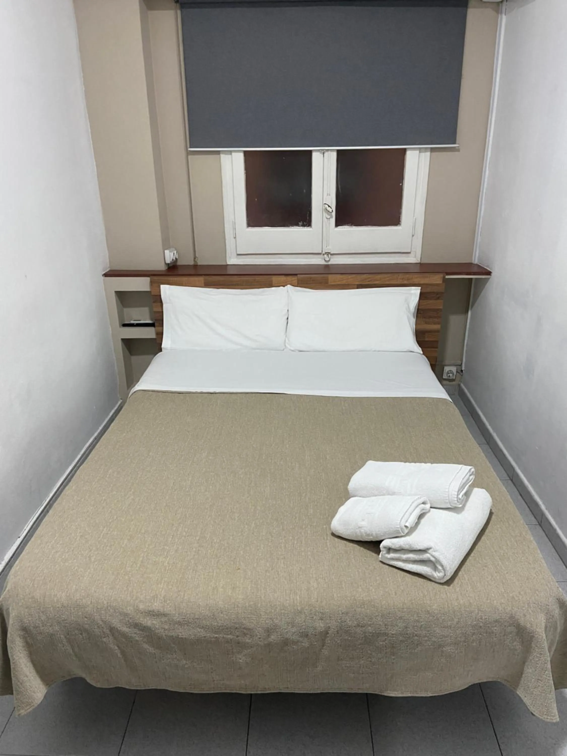 Bedroom, Bed in Hostal Elkano