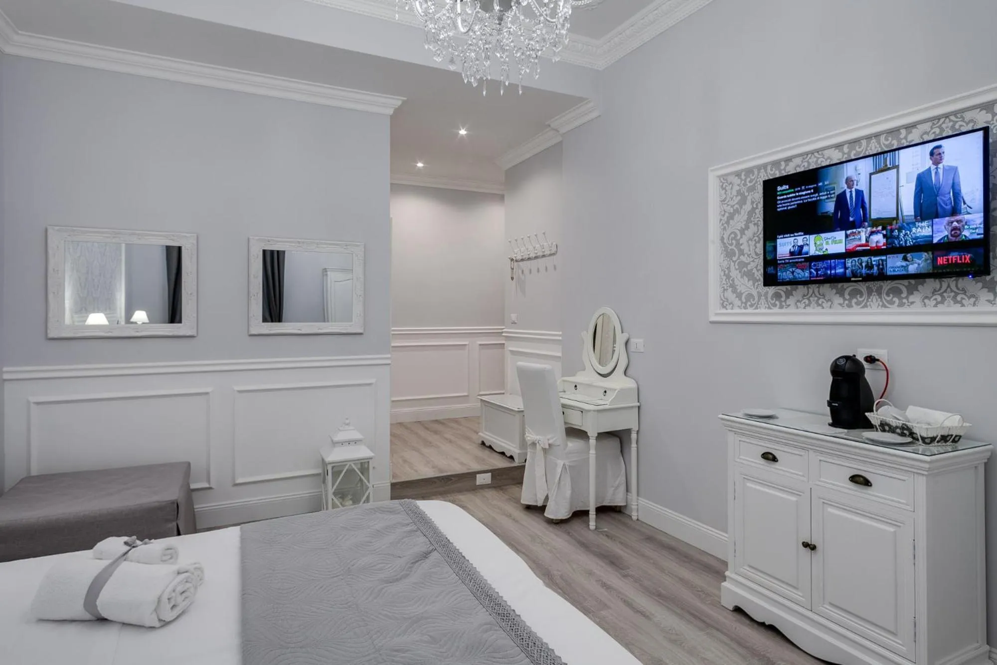 Photo of the whole room, Bed in Charme & Chic Luxury