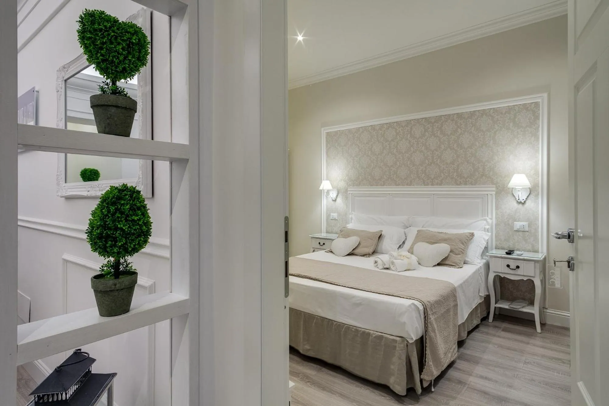 Photo of the whole room, Bed in Charme & Chic Luxury