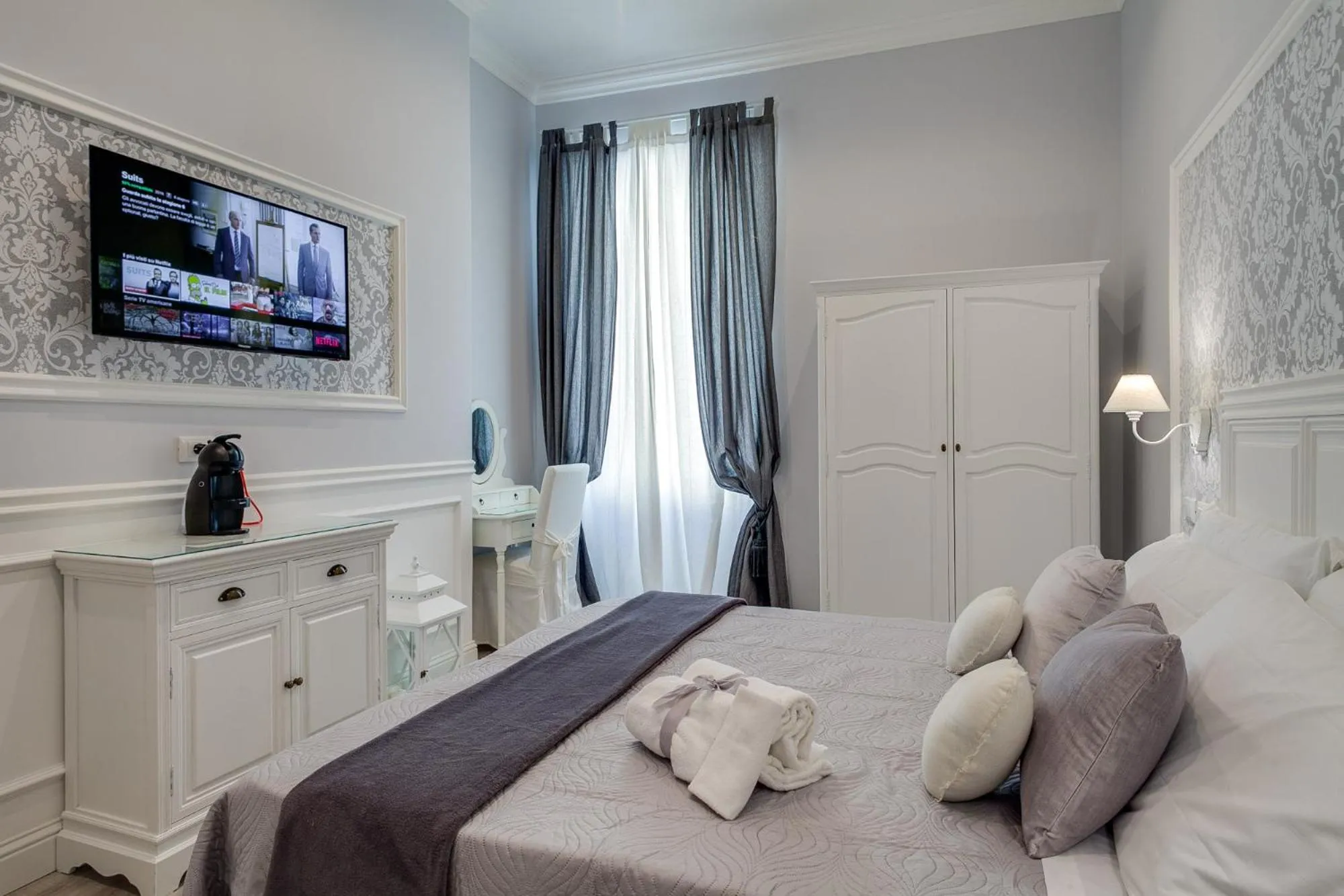 Photo of the whole room, Bed in Charme & Chic Luxury