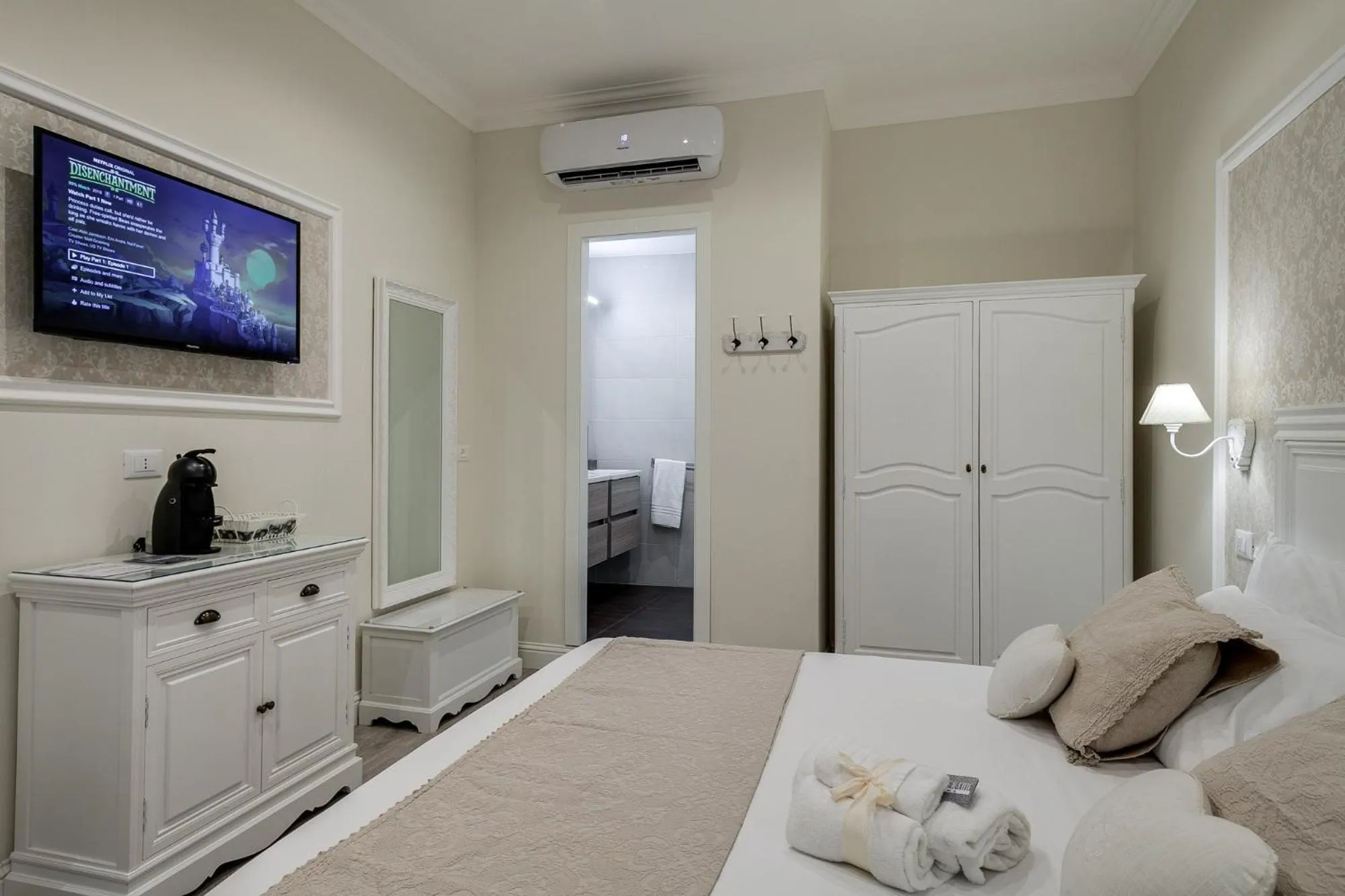 Photo of the whole room, Bed in Charme & Chic Luxury