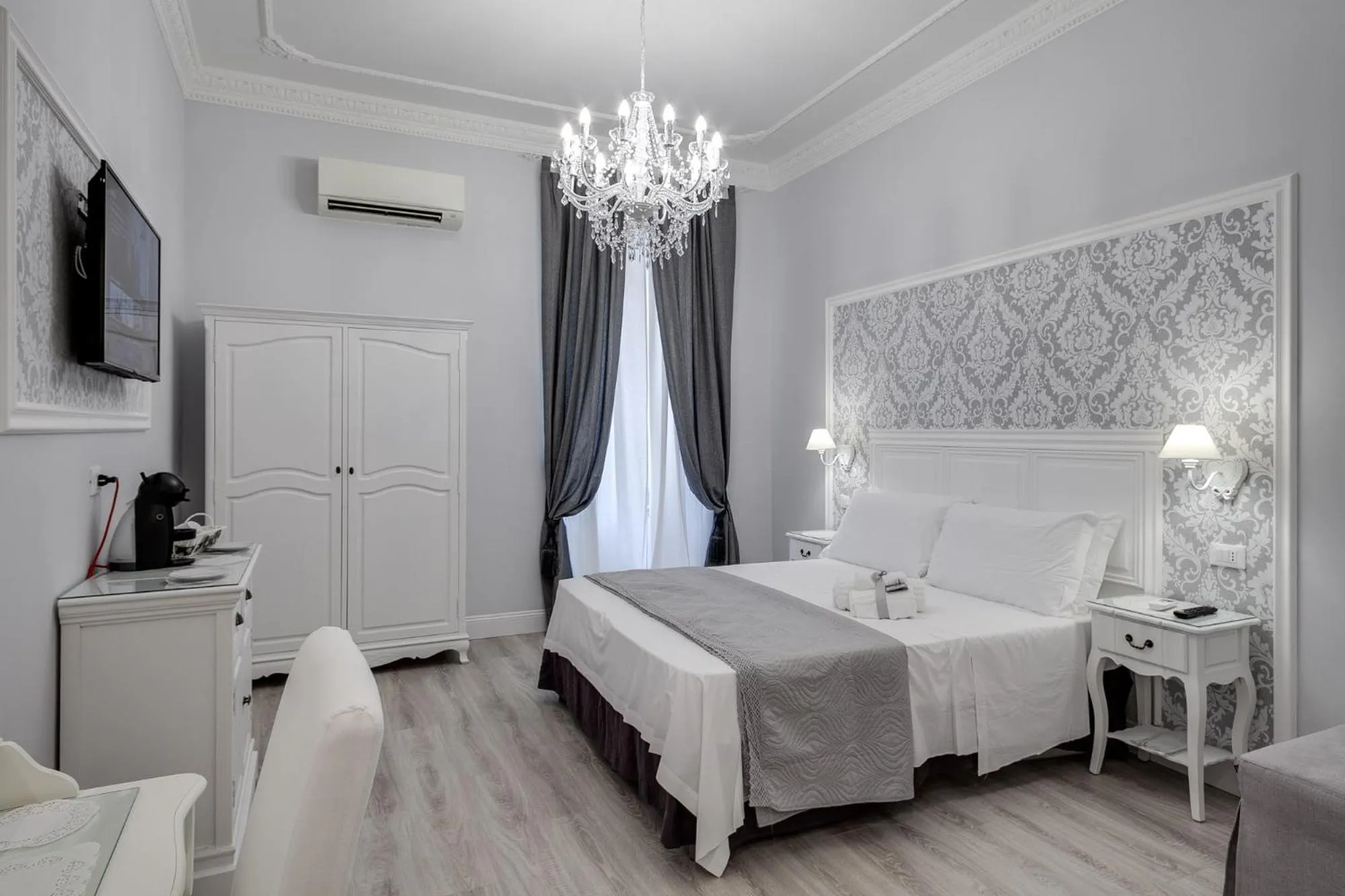 Photo of the whole room, Bed in Charme & Chic Luxury