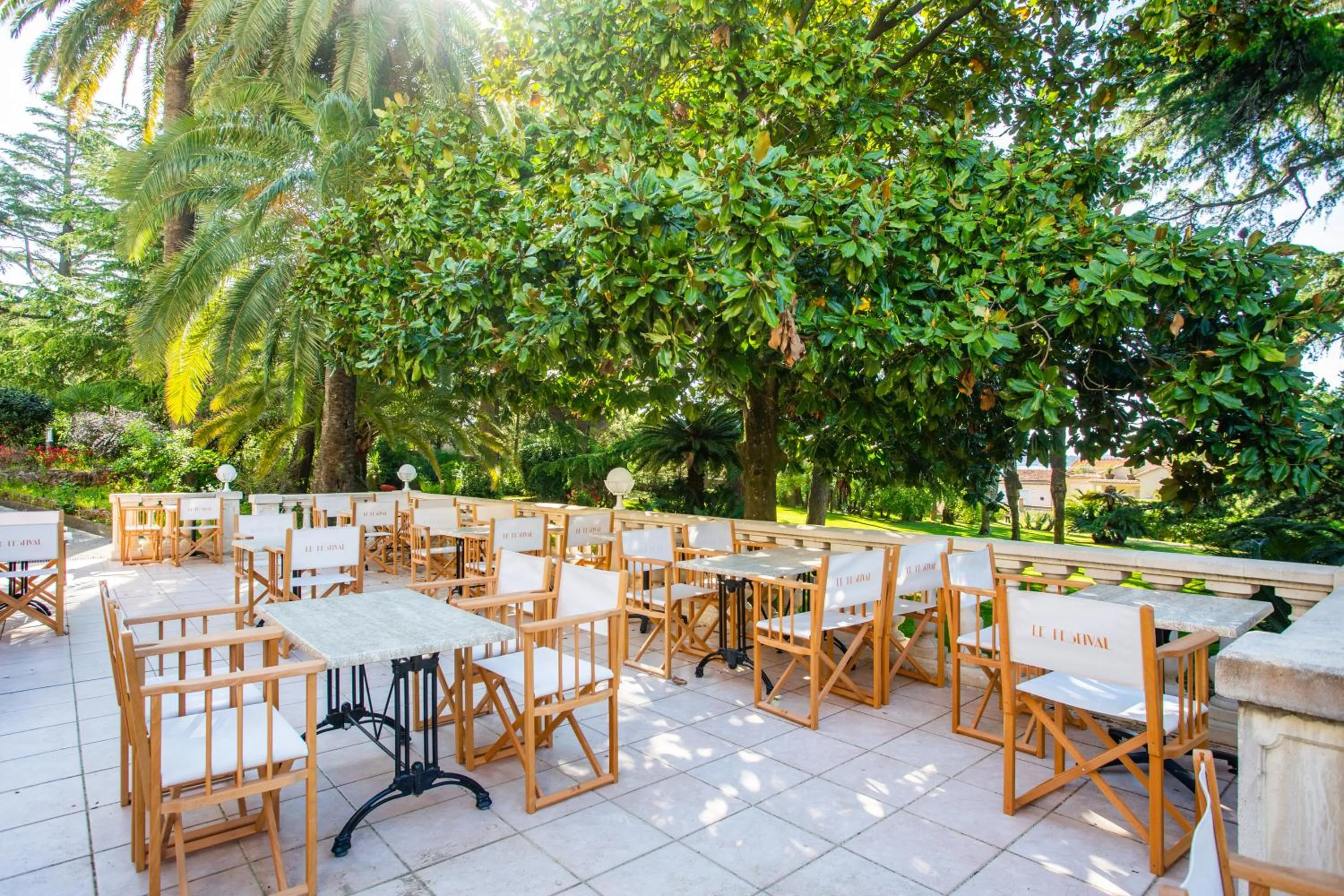Patio in Hotel Les Tourelles