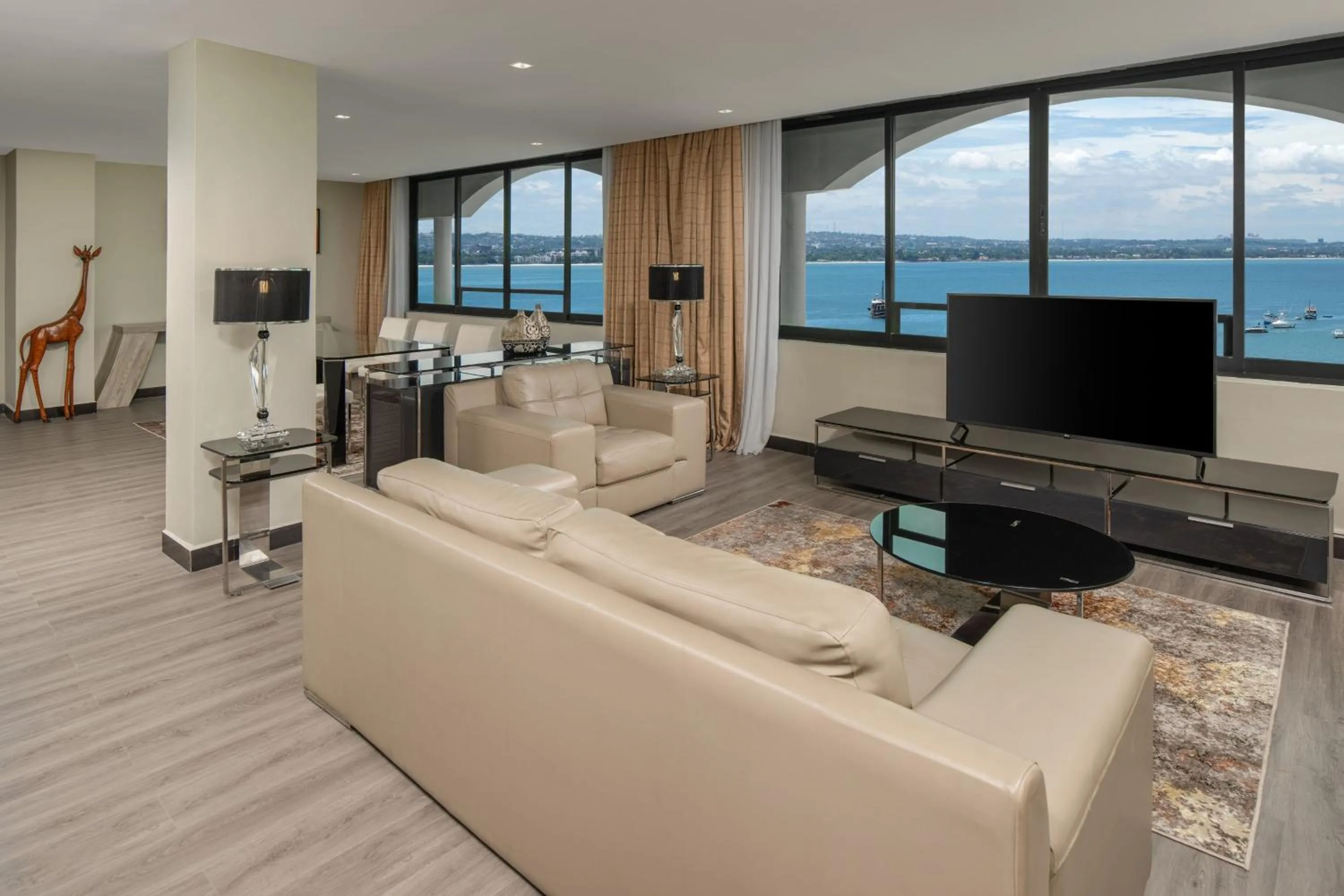 Lounge or bar in Delta Hotels by Marriott Dar es Salaam