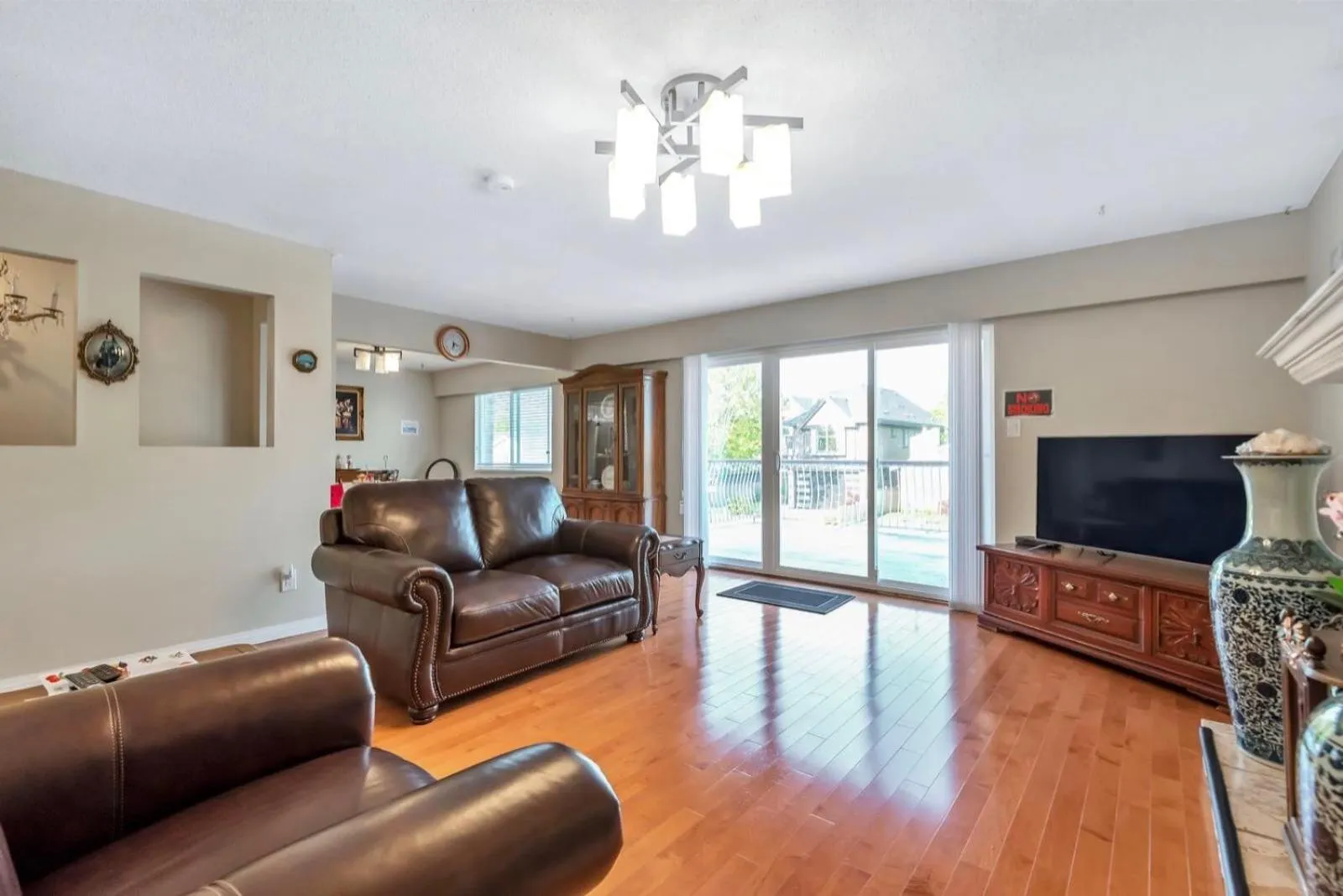 Communal lounge/ TV room in Orchid House near Vancouver YVR Airport