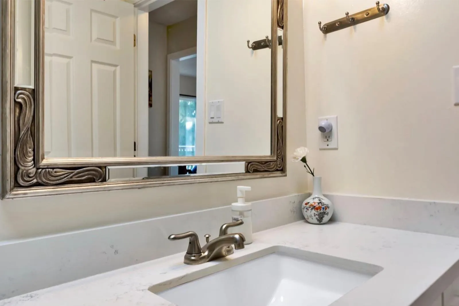 Shower in Orchid House near Vancouver YVR Airport