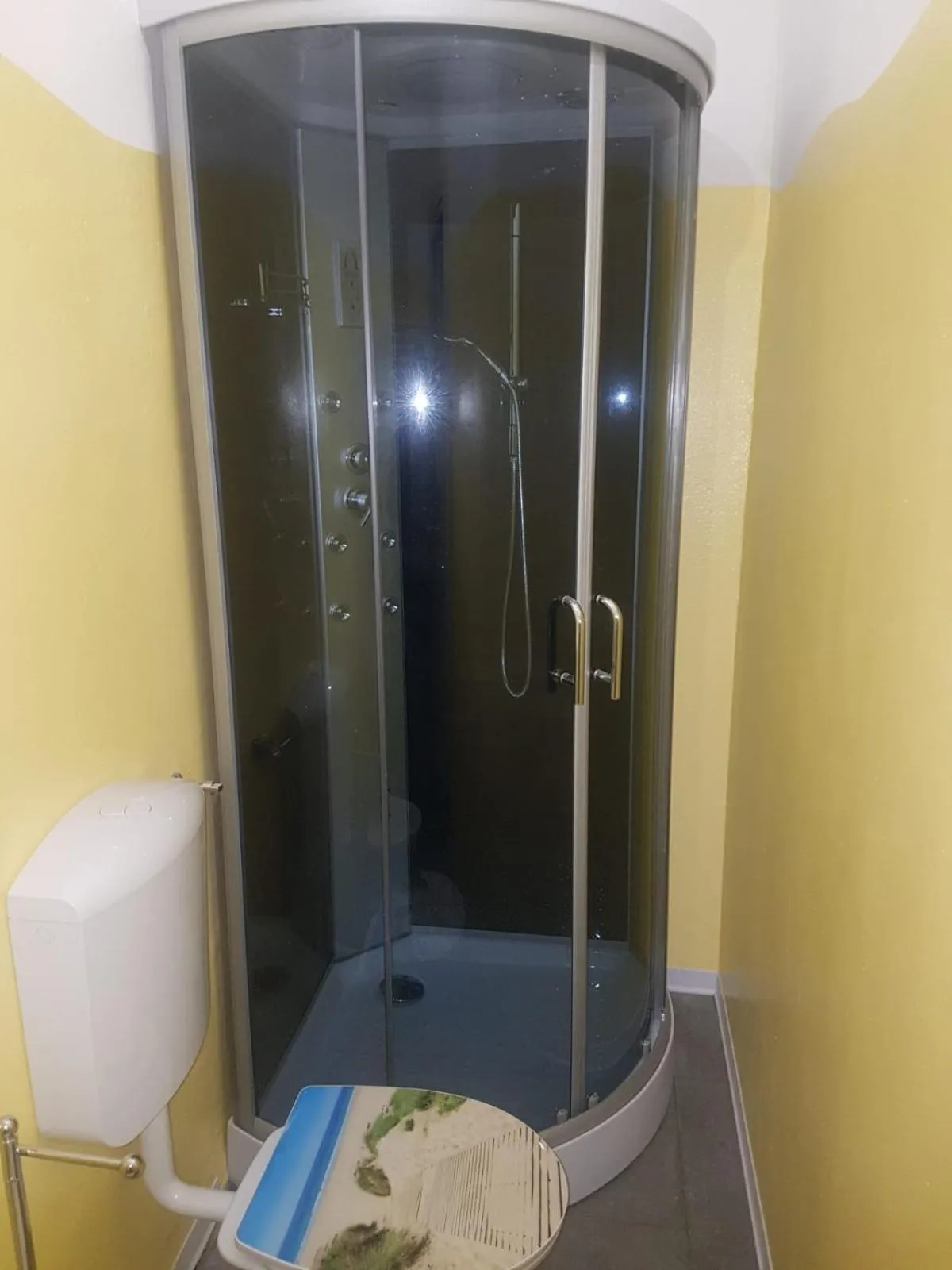 Bathroom in Bed Rho Stazione - Fiera