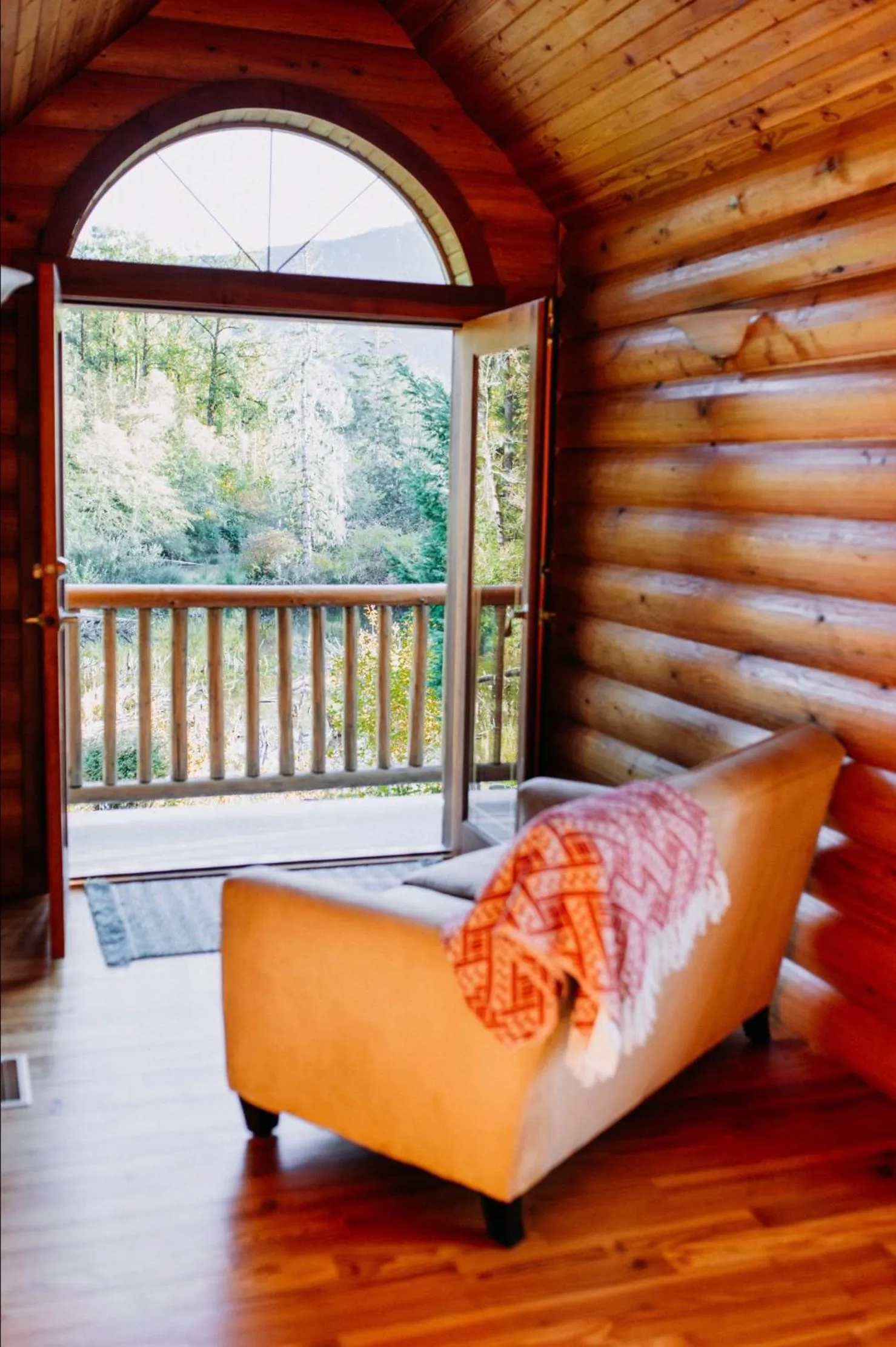 Bed in Cowichan River Lodge