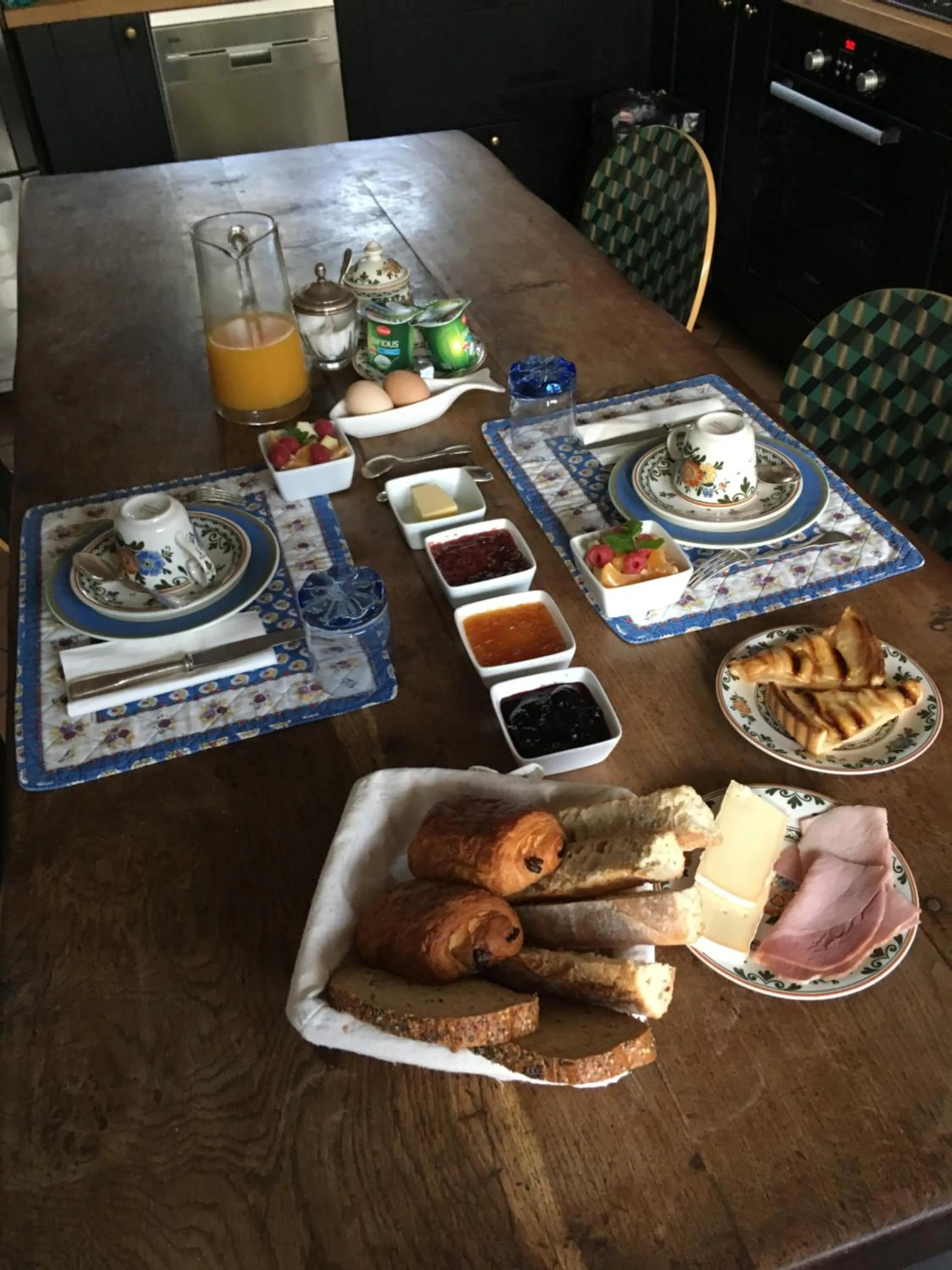 Breakfast in Le Buzet Bleu Bed & Breakfast