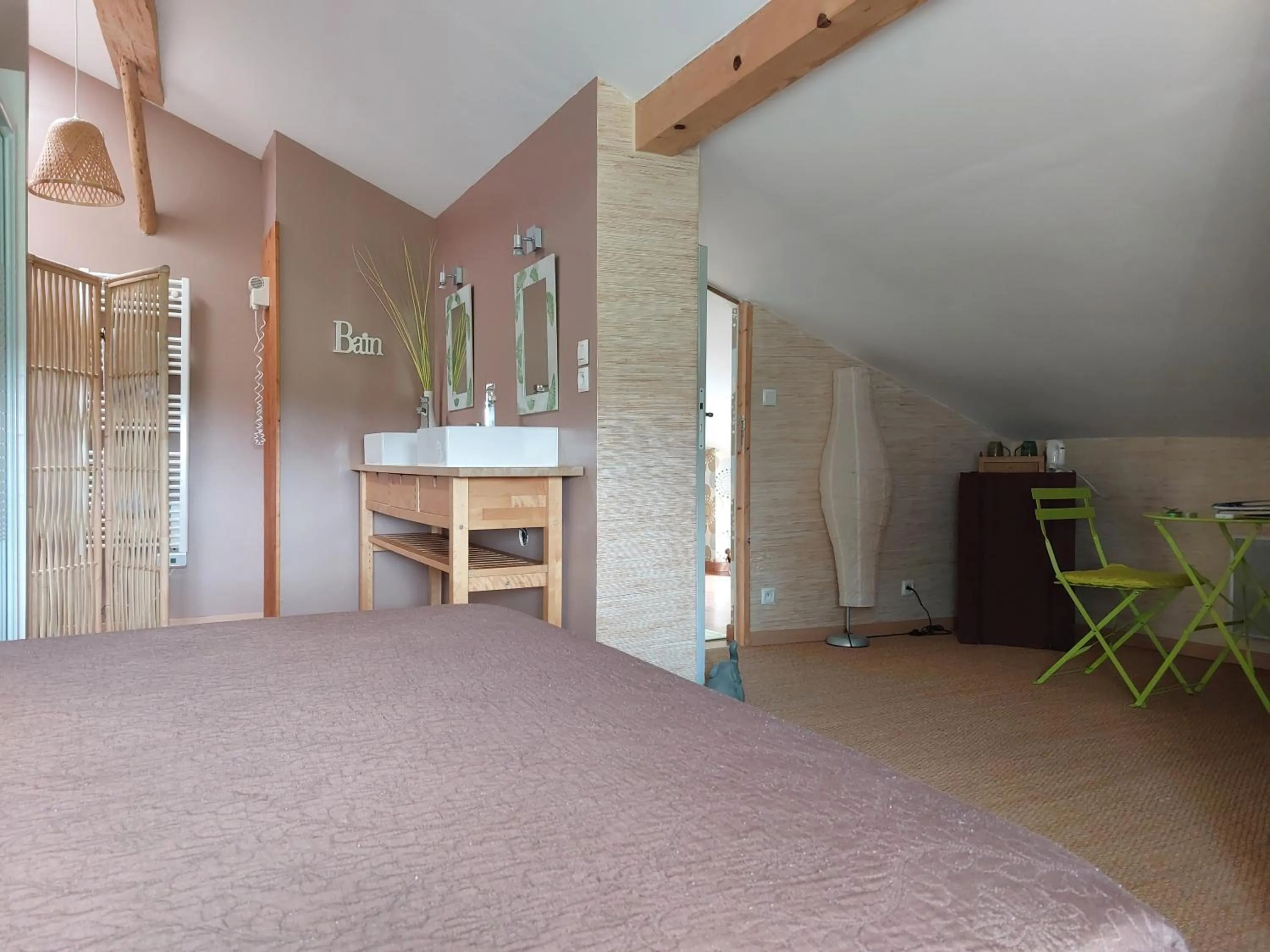 Photo of the whole room, Bed in Le Clos de Saint Amour