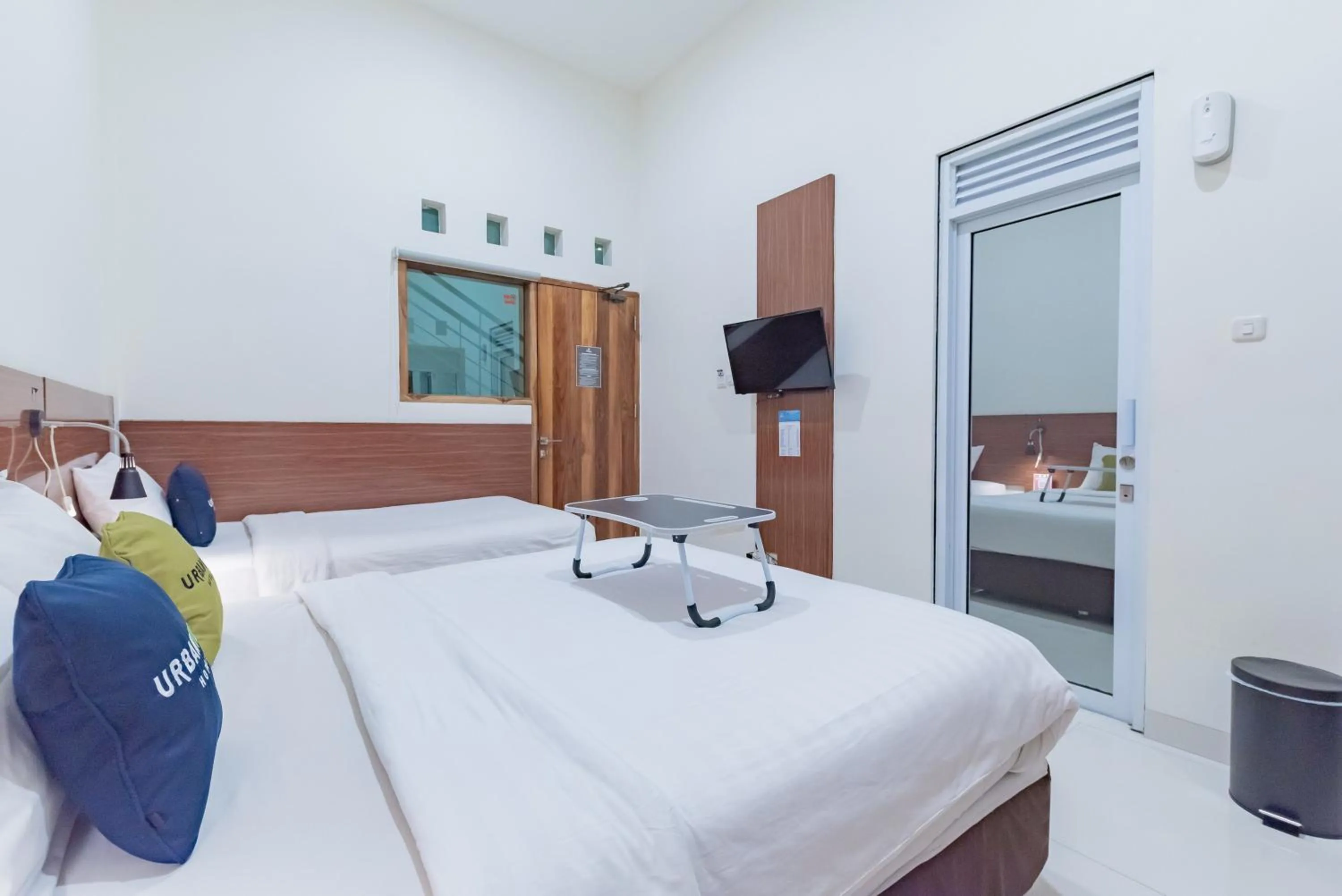 Bedroom, Bed in Urbanview Darmo Residence Bandung