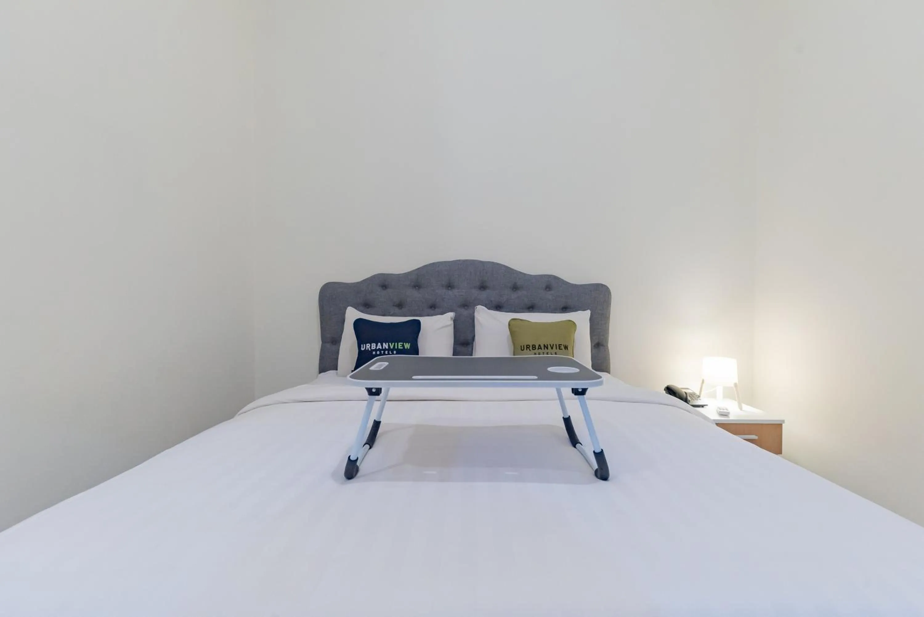 Bedroom, Bed in Urbanview Darmo Residence Bandung