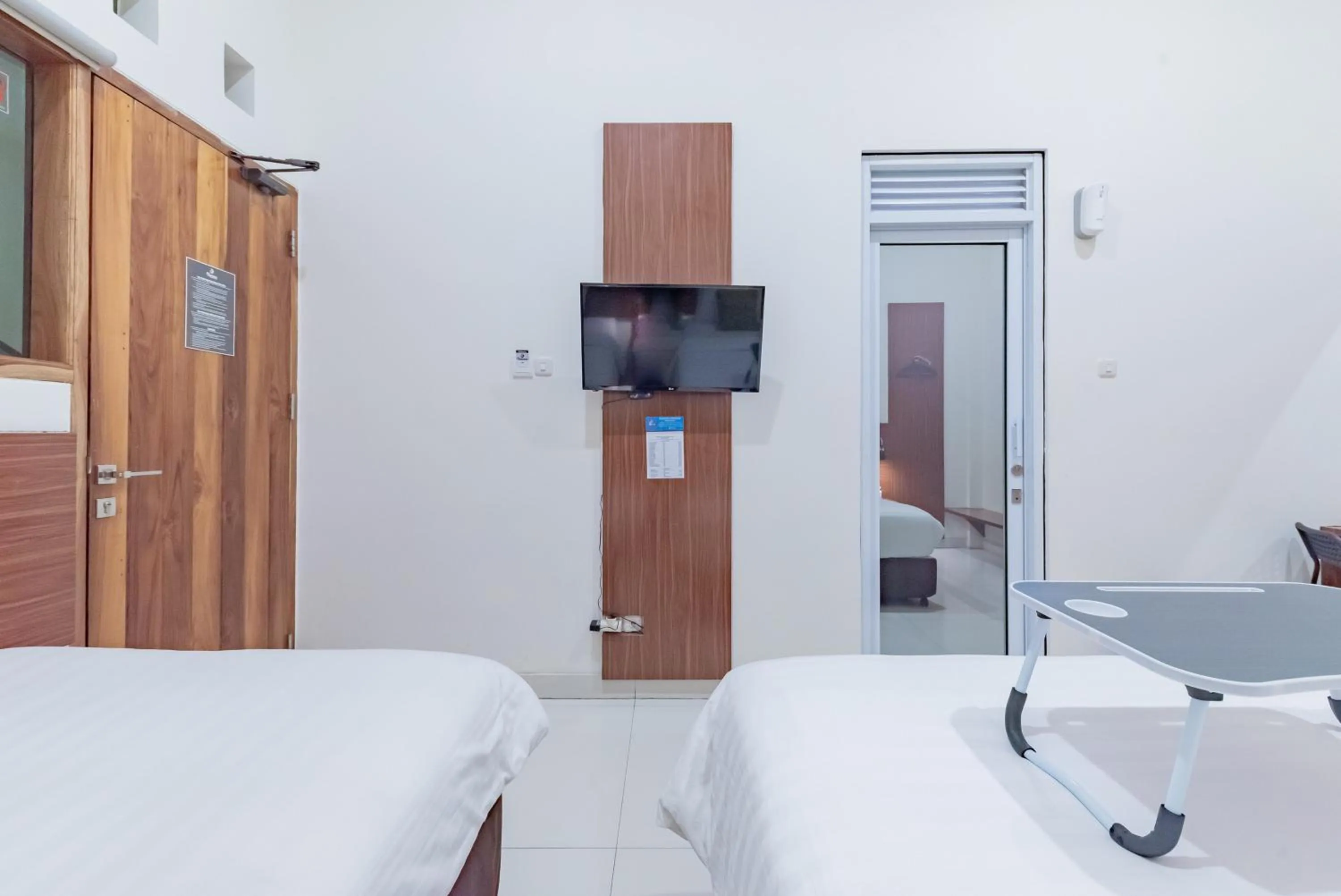 Bedroom, Bed in Urbanview Darmo Residence Bandung