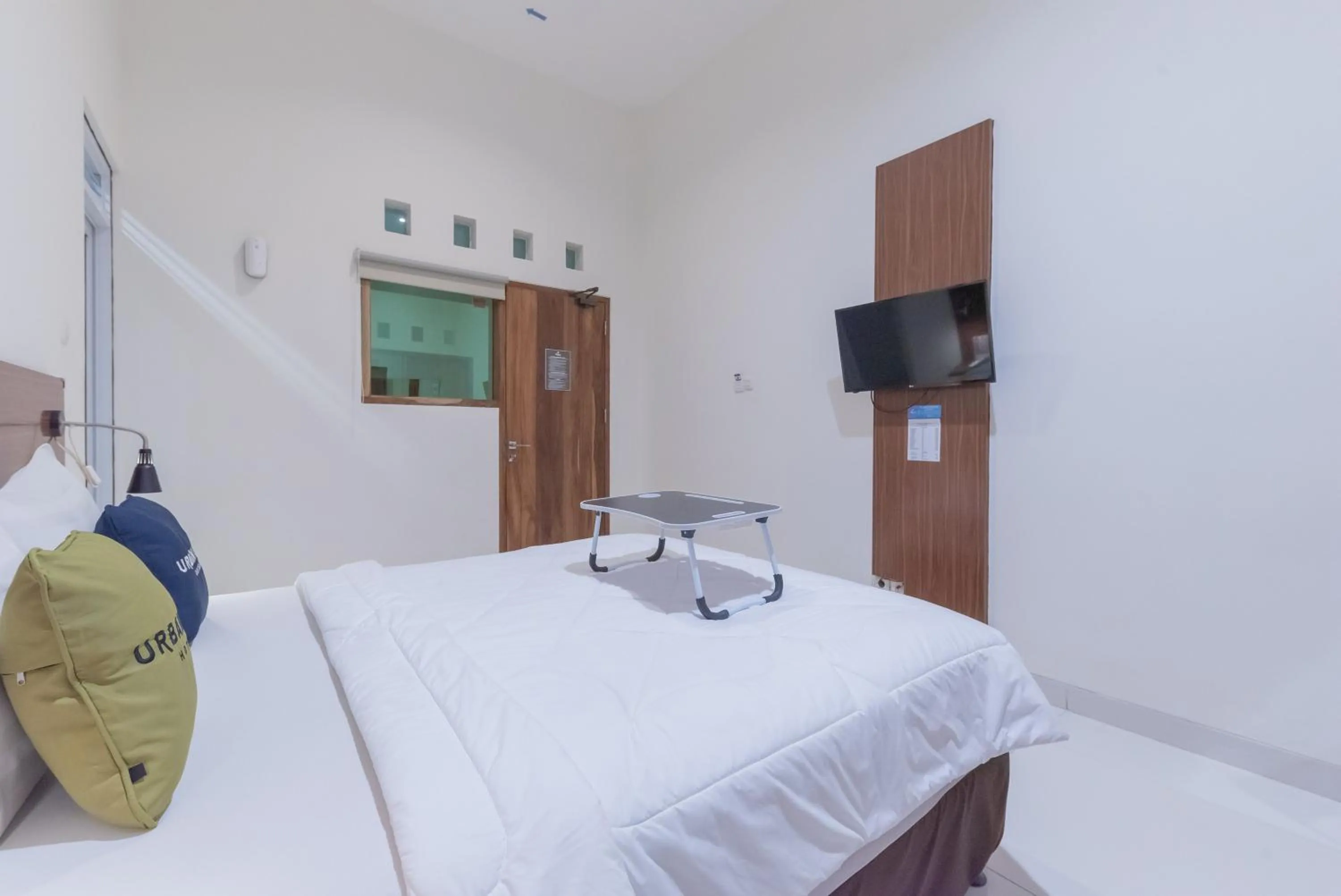 Bedroom, Bed in Urbanview Darmo Residence Bandung