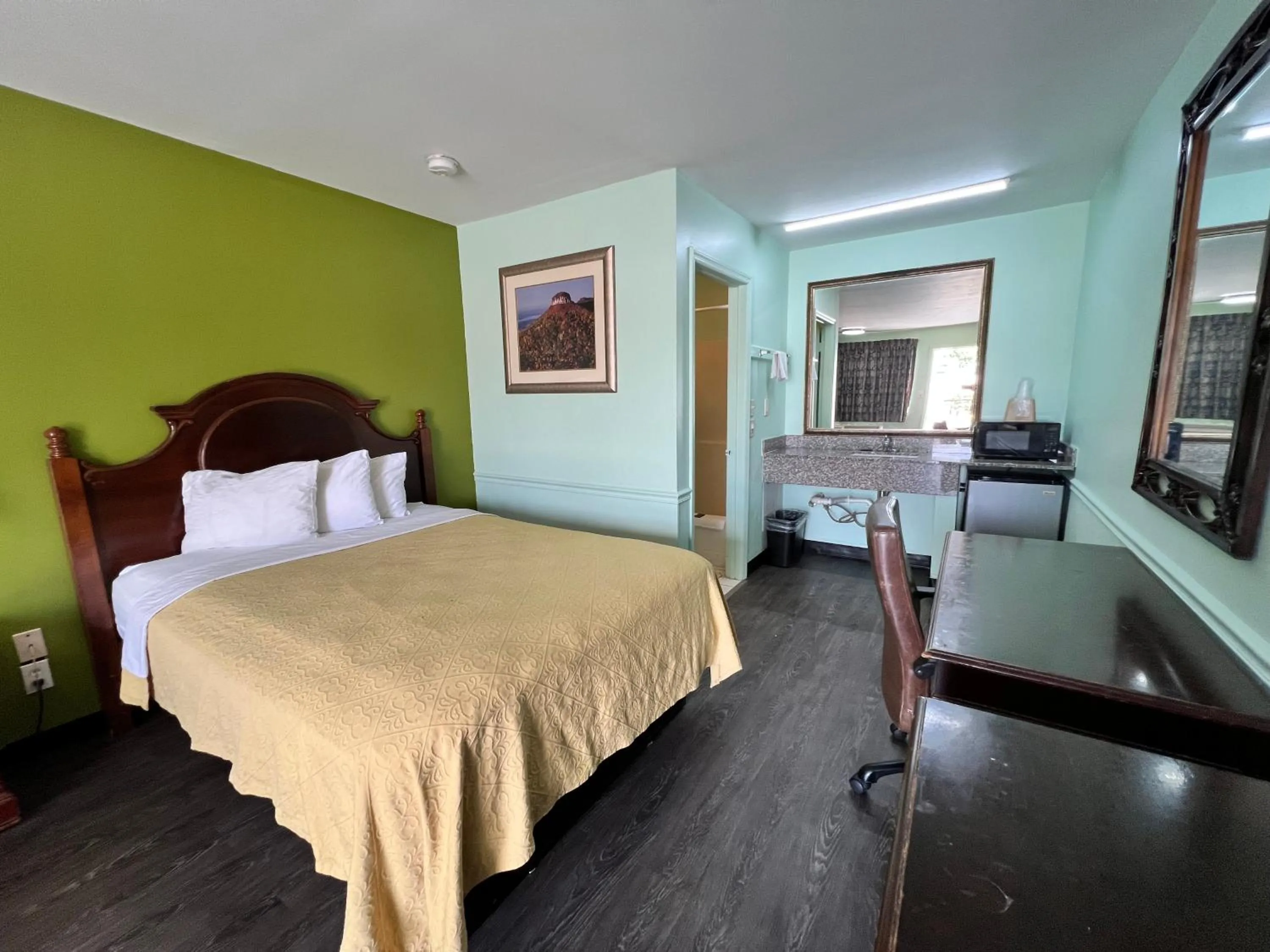 Photo of the whole room in Travelers inn