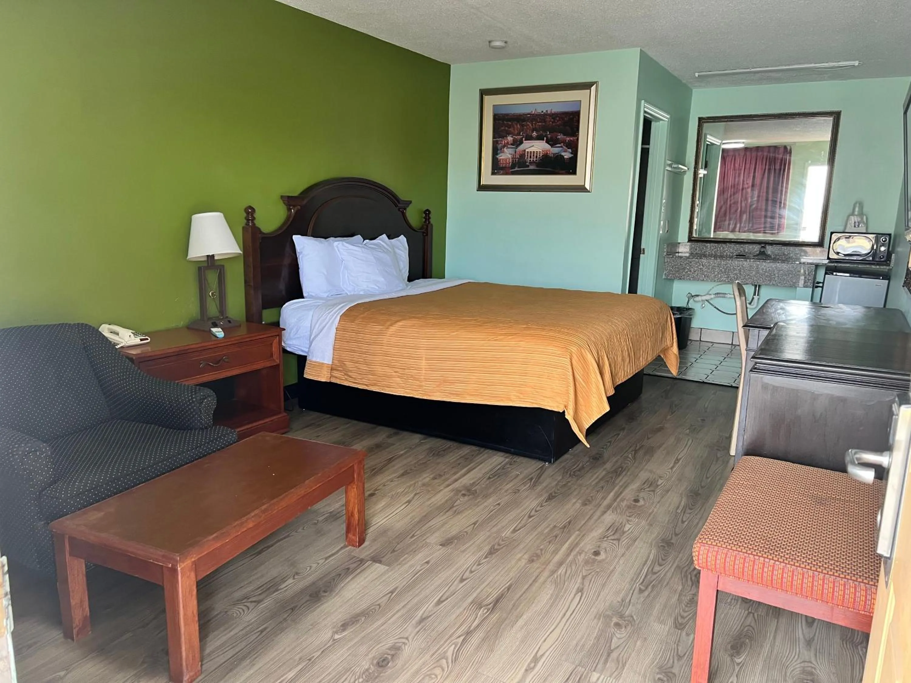 Photo of the whole room in Travelers inn