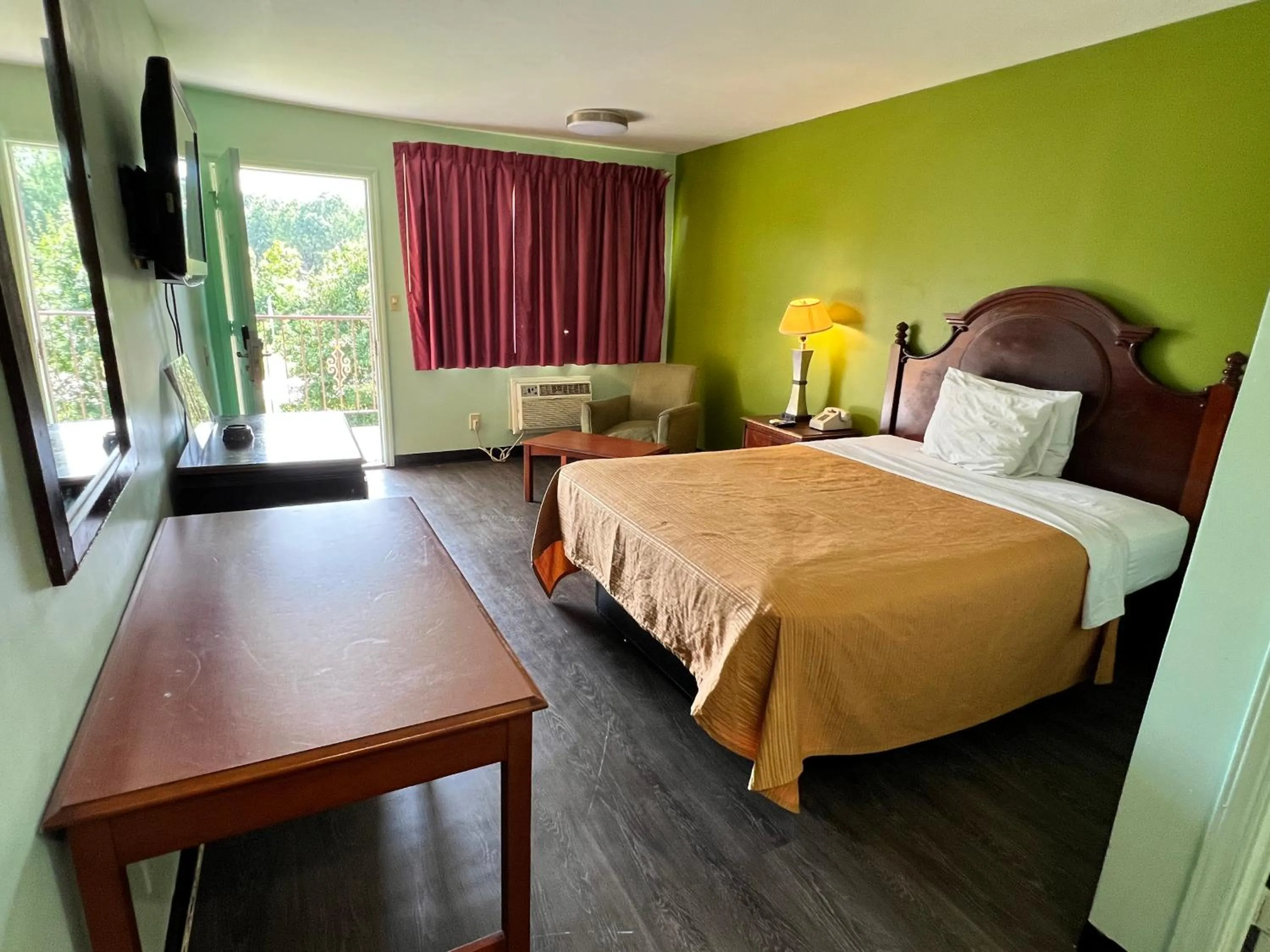 Photo of the whole room in Travelers inn