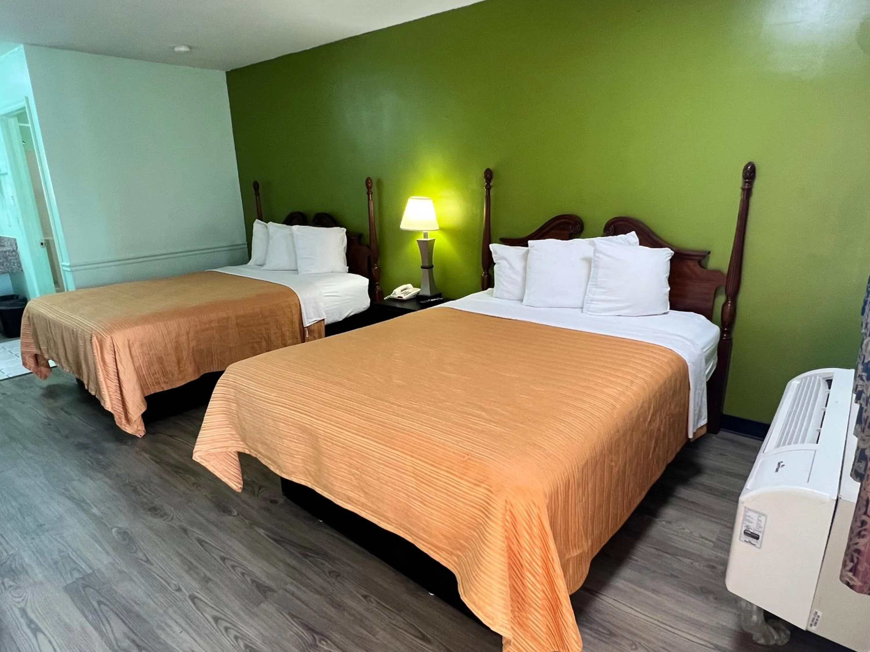 Photo of the whole room in Travelers inn