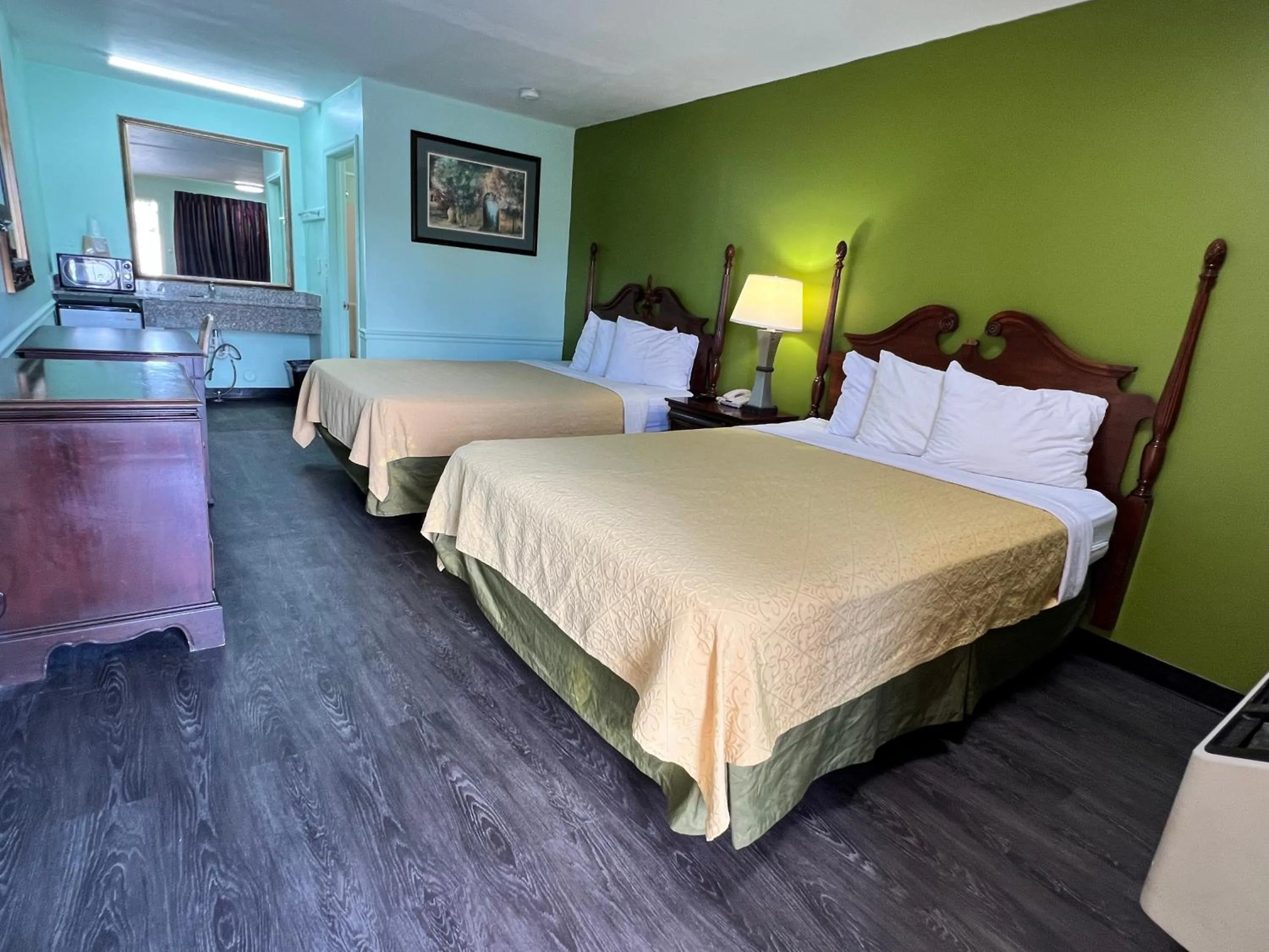 Photo of the whole room in Travelers inn