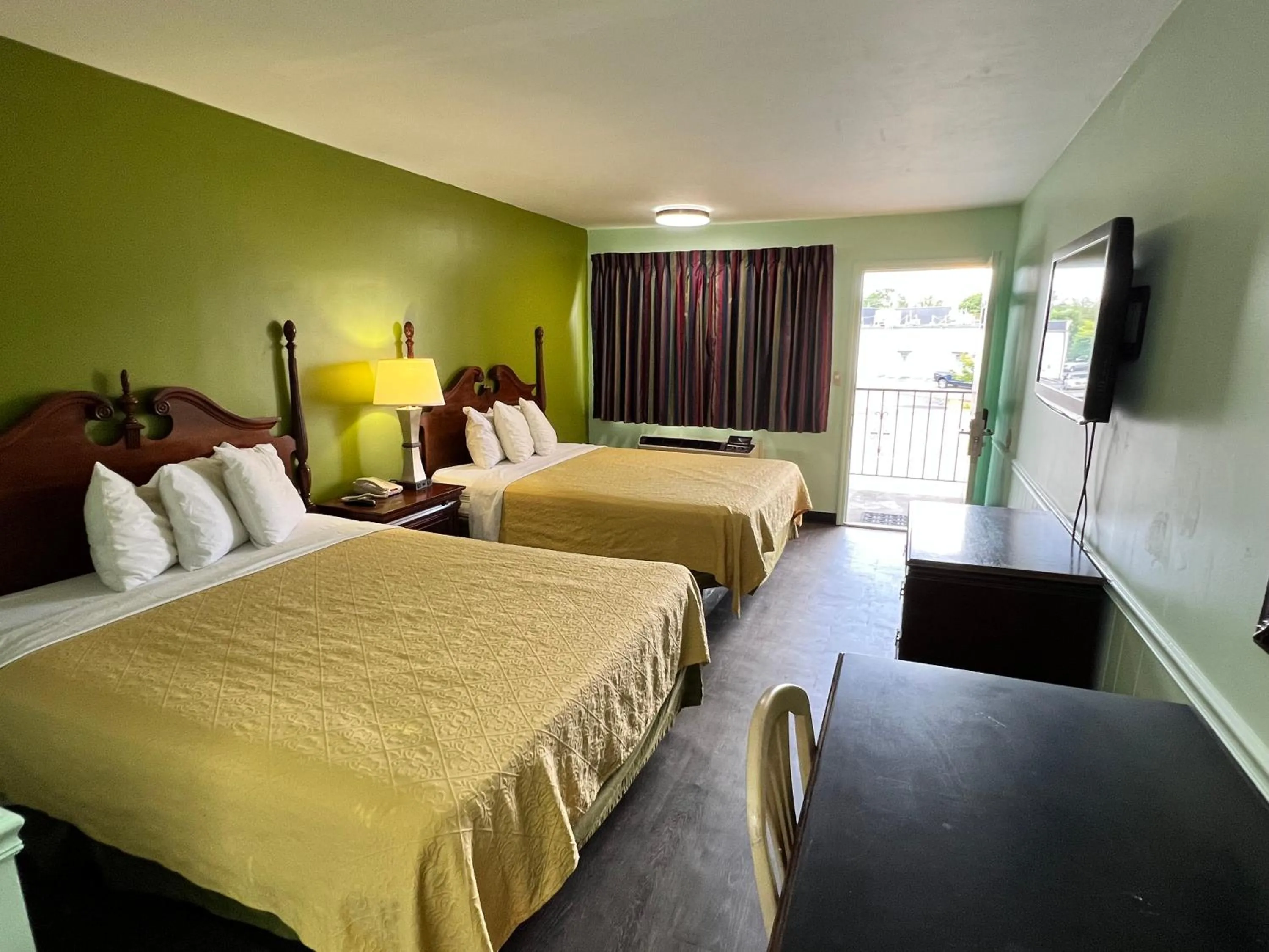 Photo of the whole room in Travelers inn