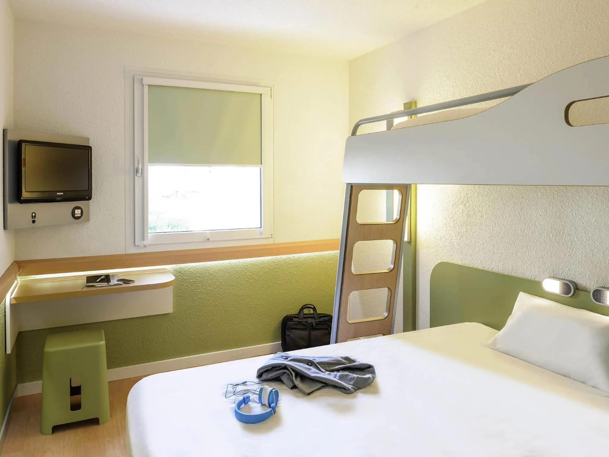 Bedroom, Bed in ibis budget Aeroport le Bourget Garonor