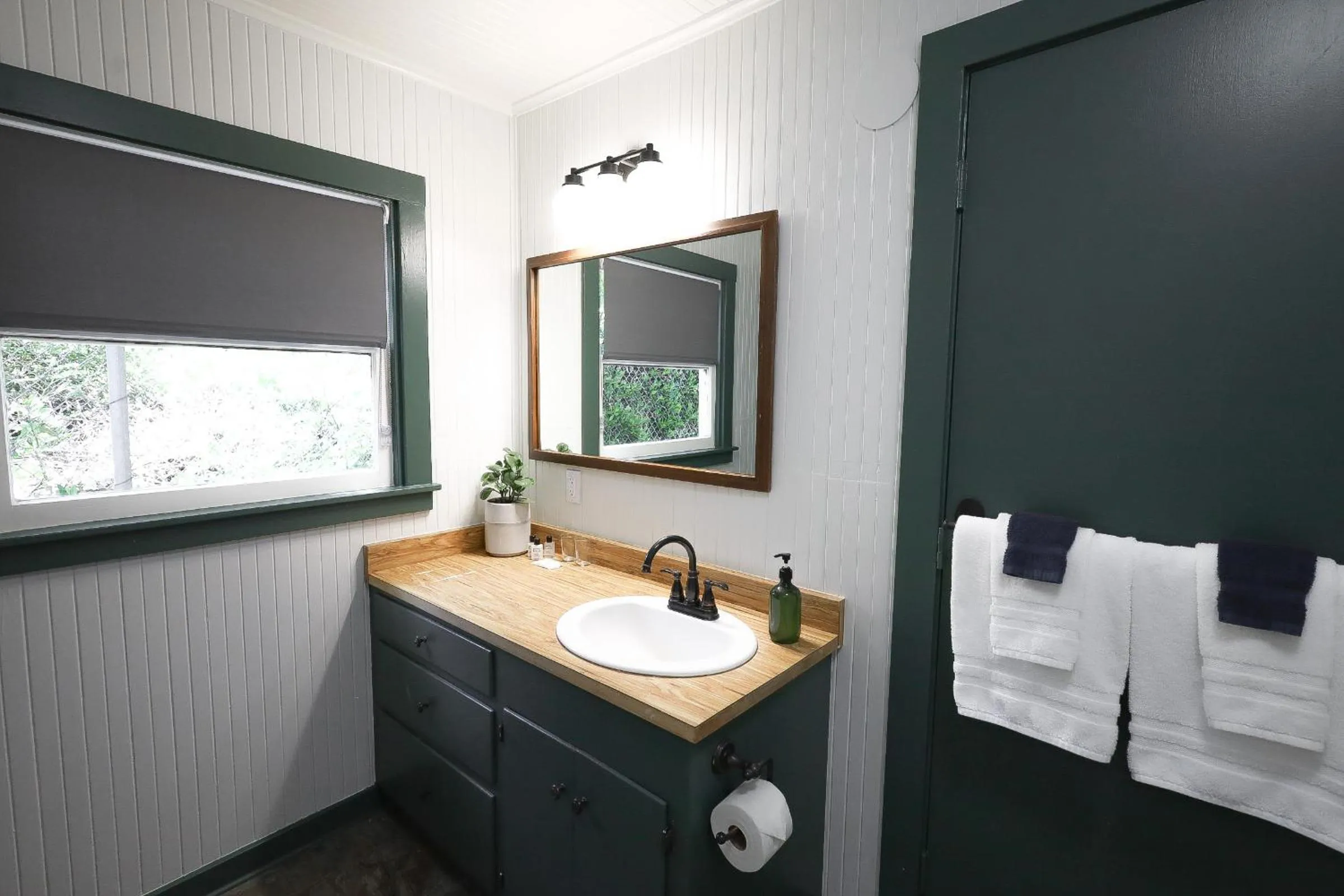 Bathroom, Bed in Piety Hill Cottages