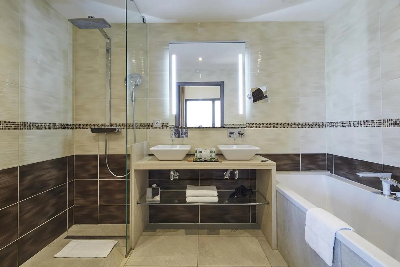 Photo of the whole room in Kyriad Prestige Lyon Est - Saint Priest Eurexpo Hotel and SPA