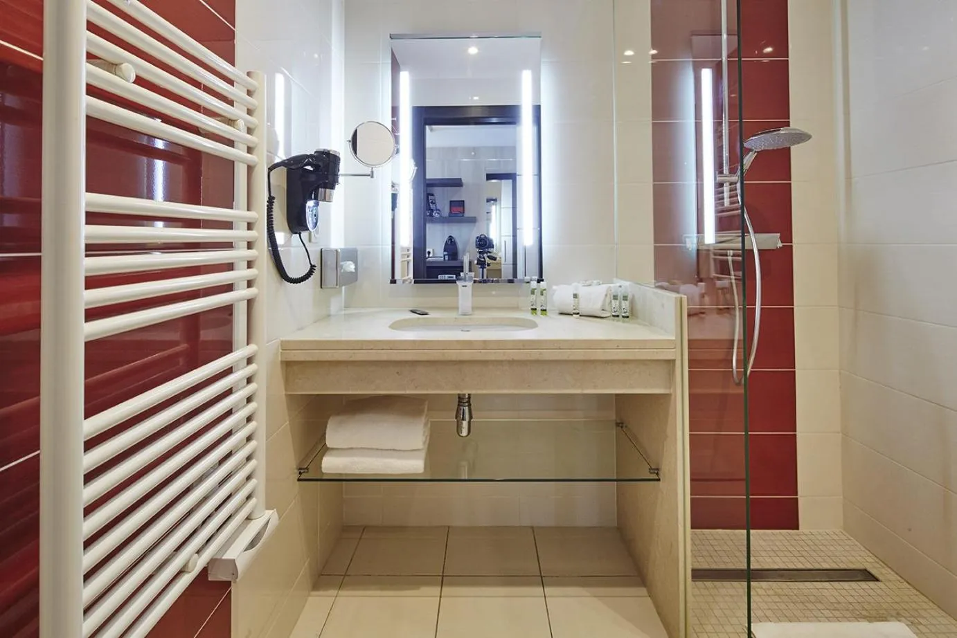 Photo of the whole room in Kyriad Prestige Lyon Est - Saint Priest Eurexpo Hotel and SPA