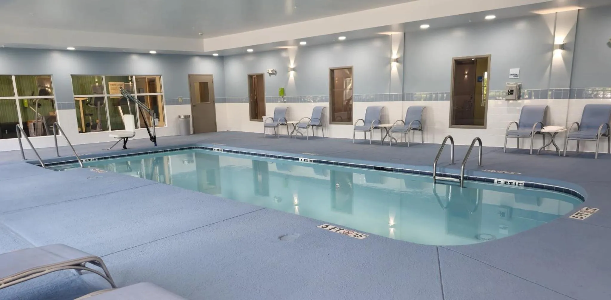 Swimming pool in Holiday Inn Express & Suites - Smithfield/Selma by IHG