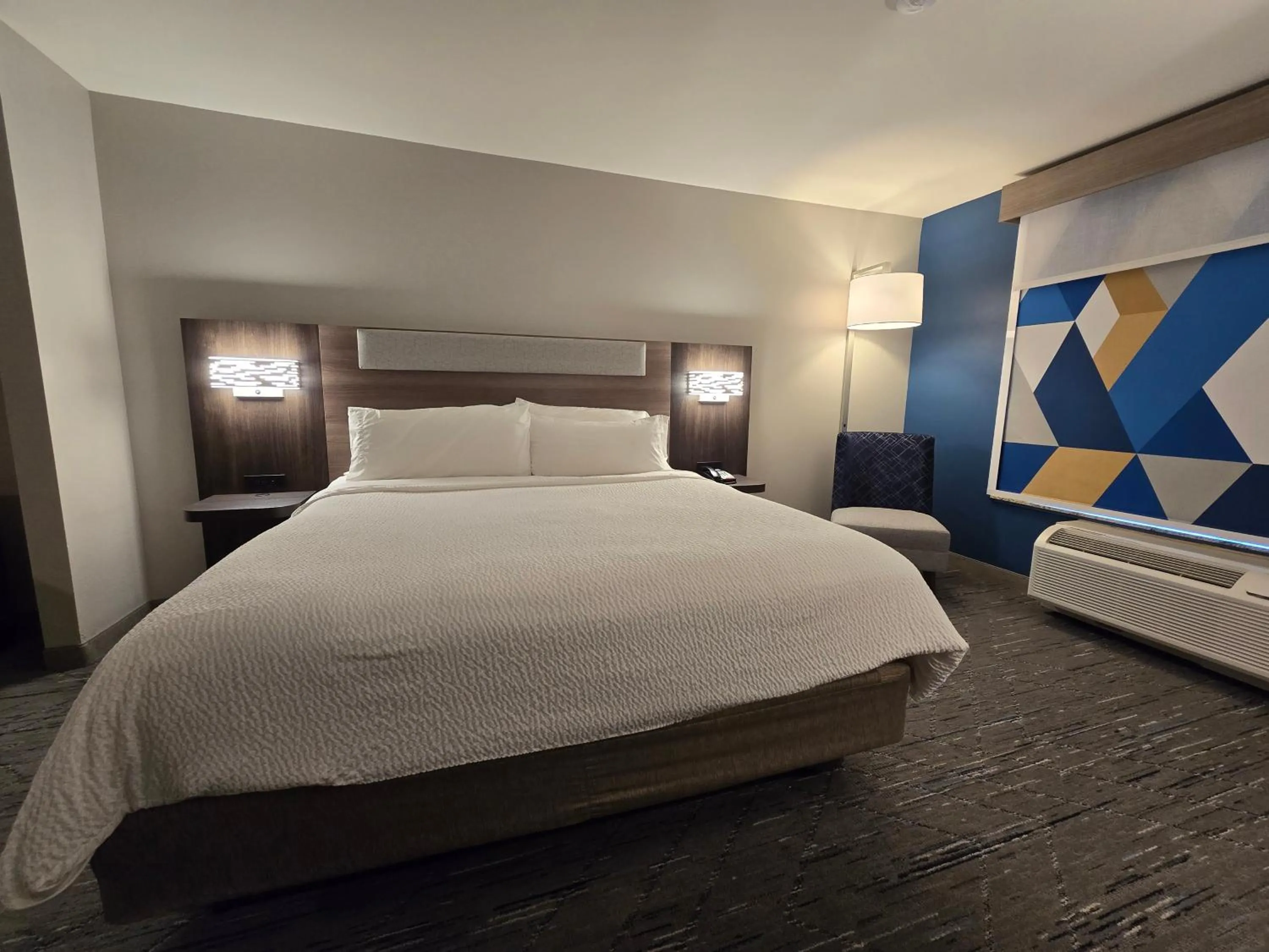 Bedroom, Bed in Holiday Inn Express & Suites - Smithfield/Selma by IHG