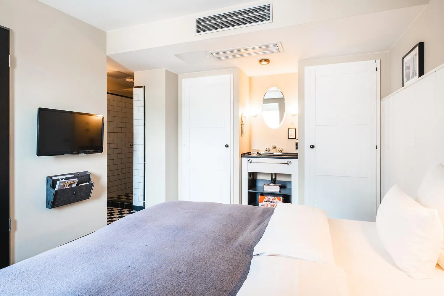 Photo of the whole room, Bed in Henri Hotel Hamburg Downtown