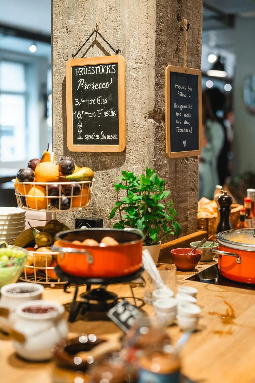 Communal kitchen in Henri Hotel Hamburg Downtown