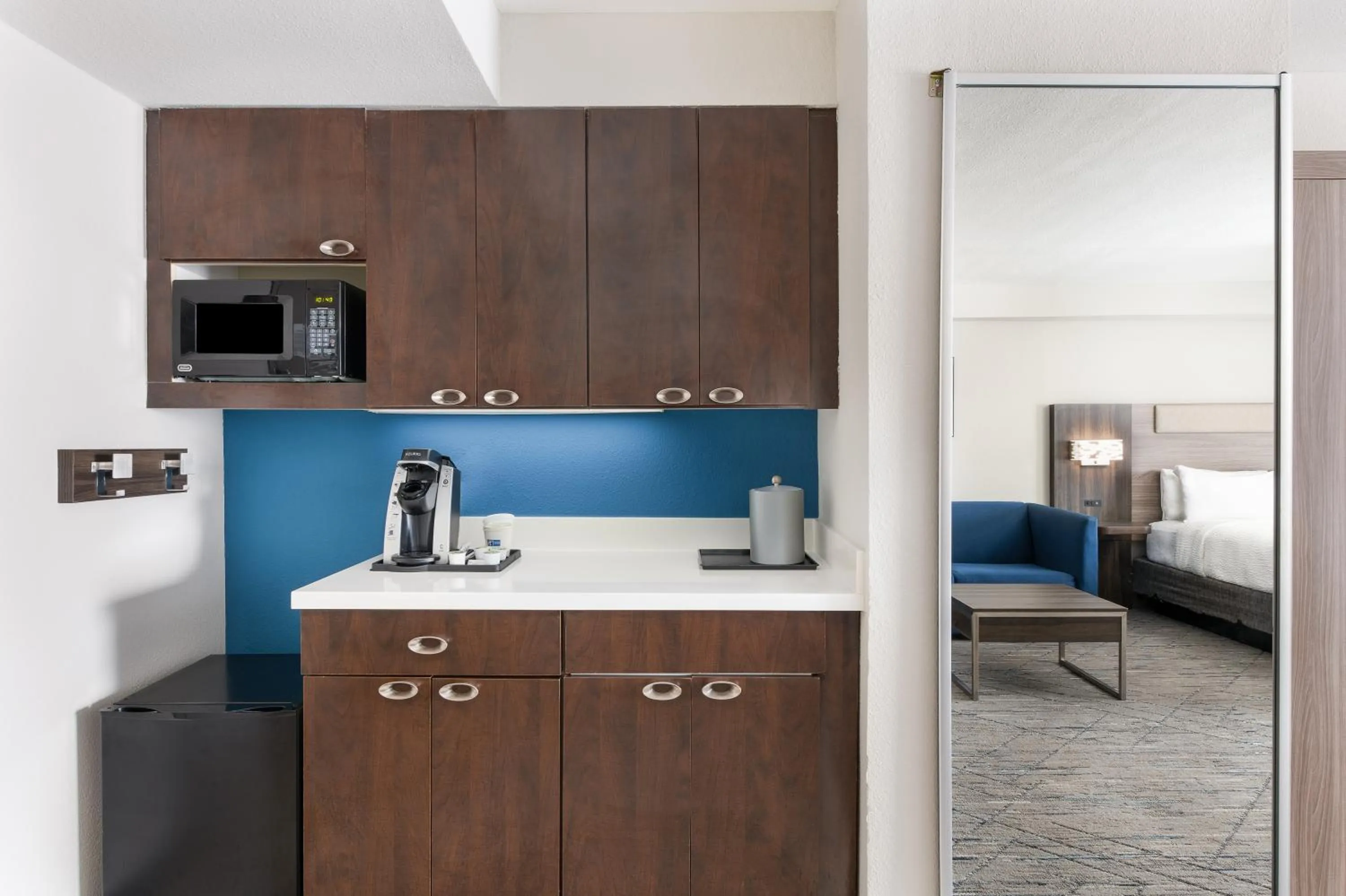 Kitchen or kitchenette, Bed in Holiday Inn Express Atlanta West - Theme Park Area by IHG