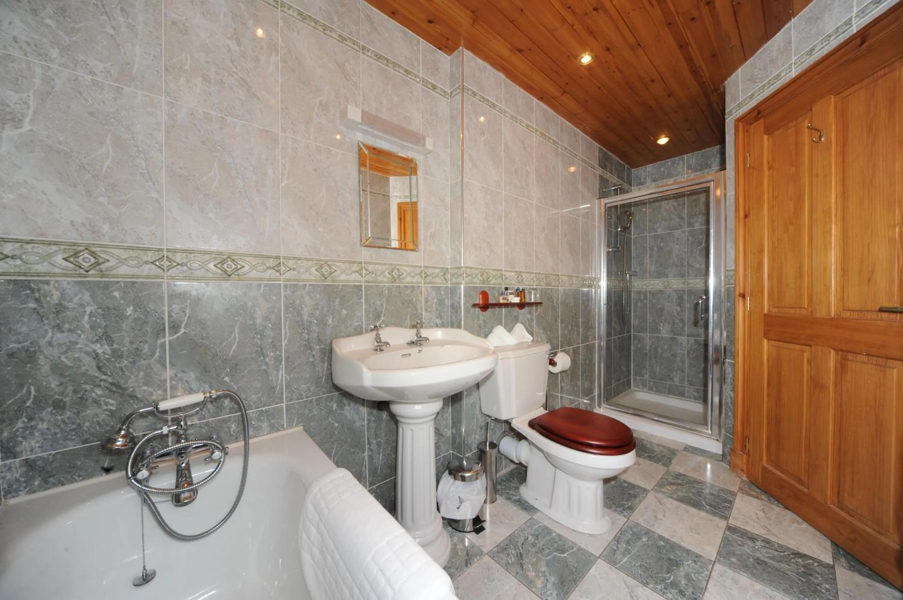 Bathroom in Craigard House Hotel