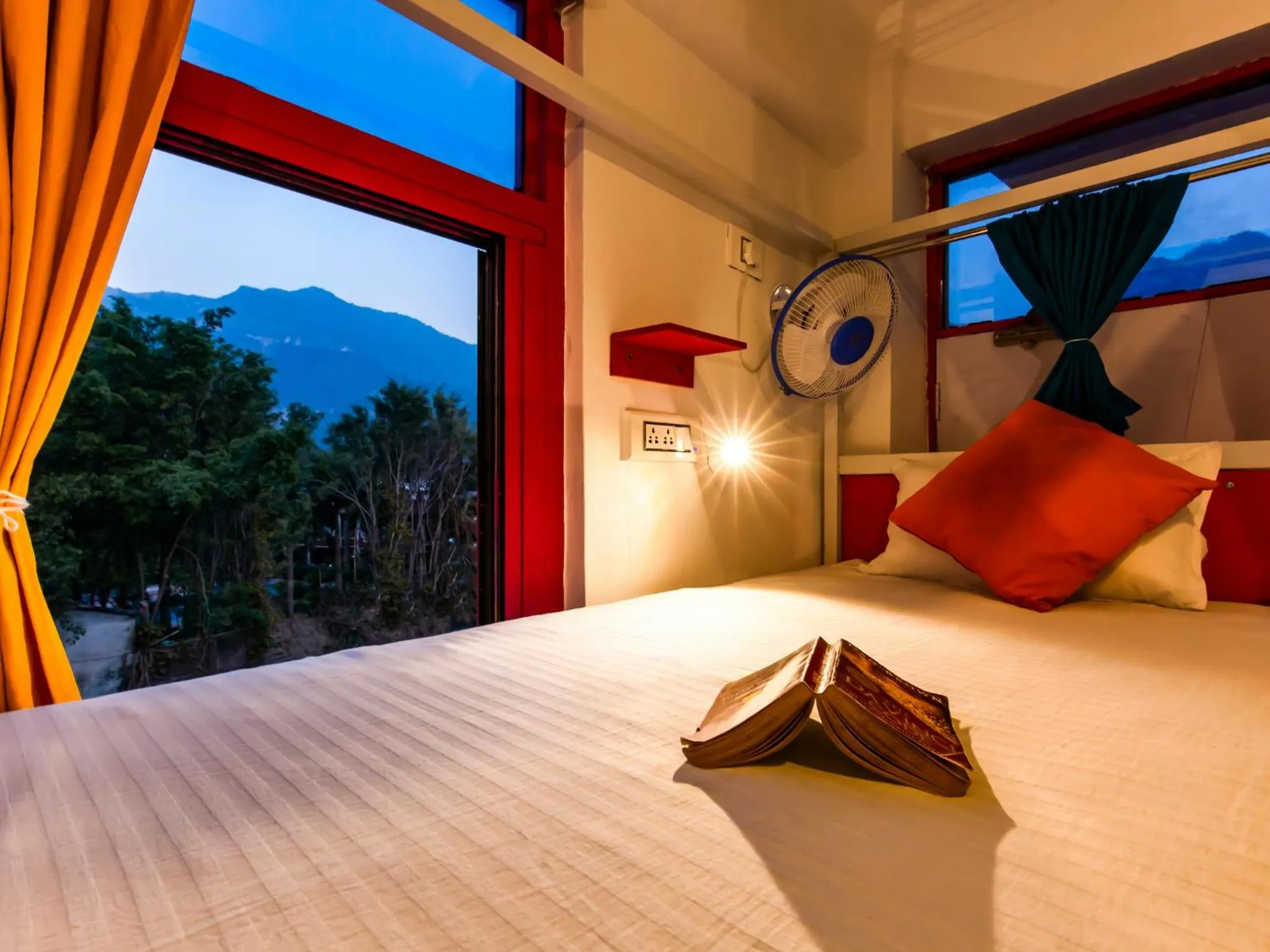 Bed in goSTOPS Rishikesh, Tapovan