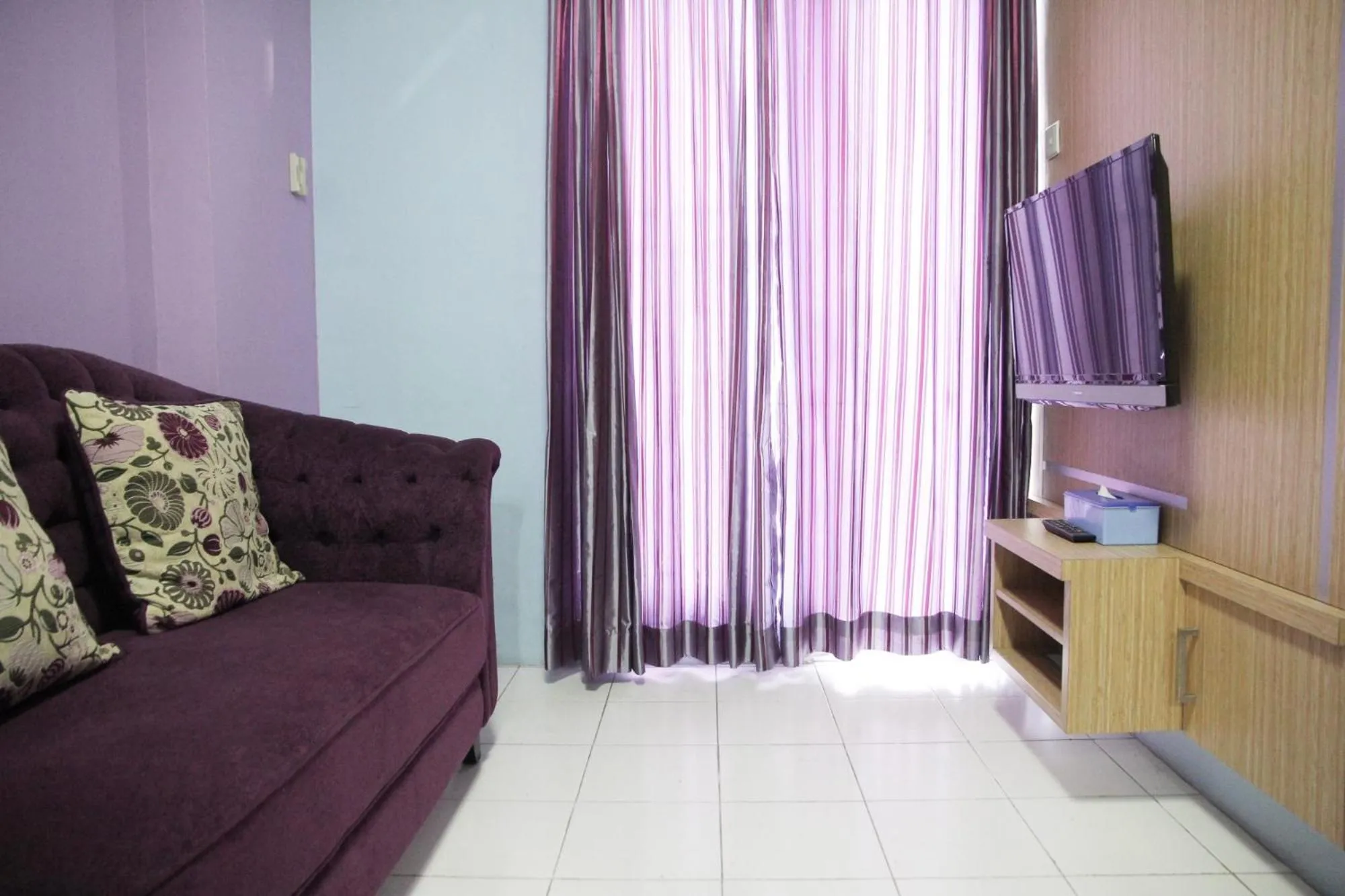 Living room in Comfortable 2BR Mutiara Bekasi Apartment By Travelio